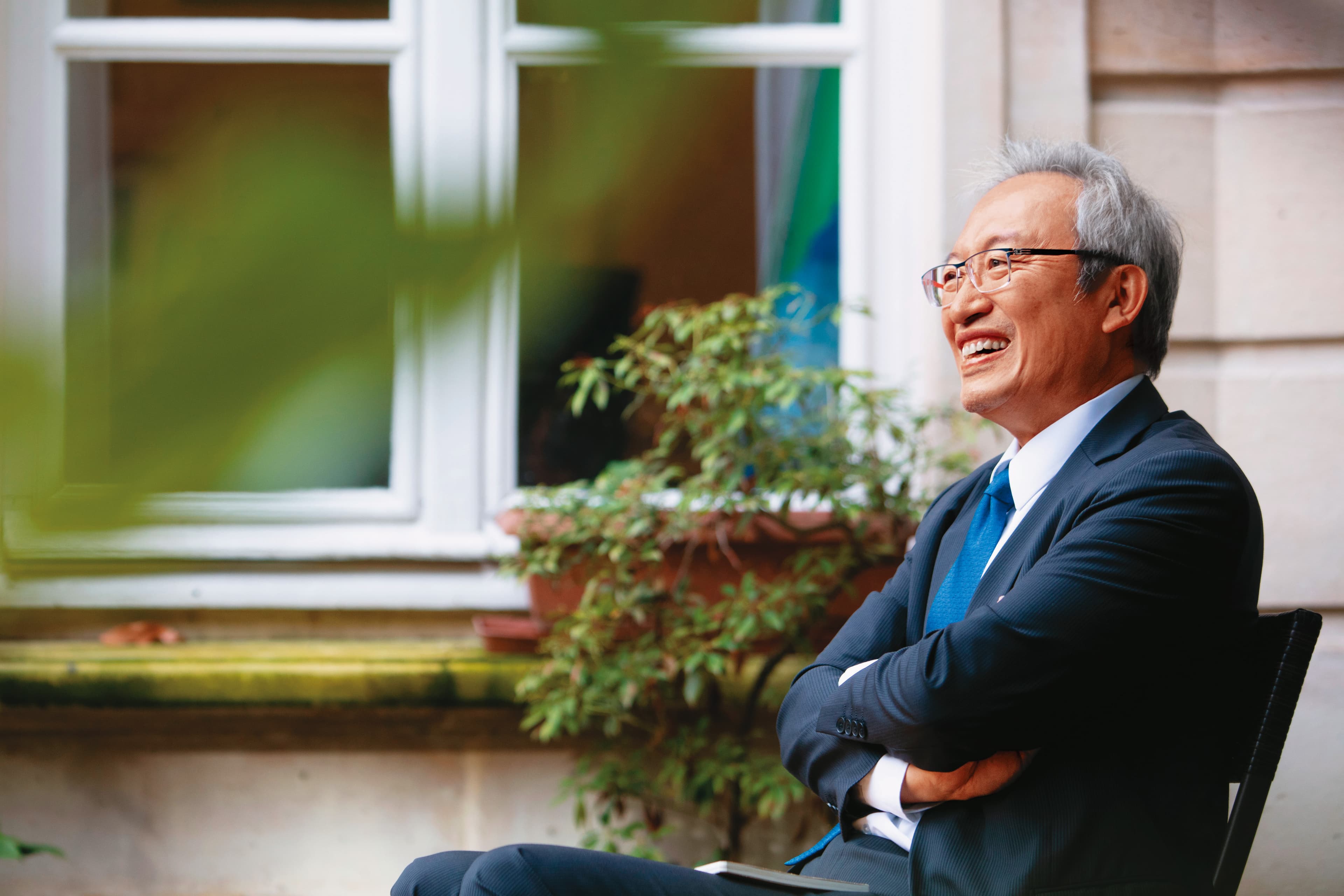 5年前吳志中派任法國，為了多方面行銷台灣，他要求代表處同仁訂餐廳時一律使用「台灣大使館」，增加台灣曝光度。