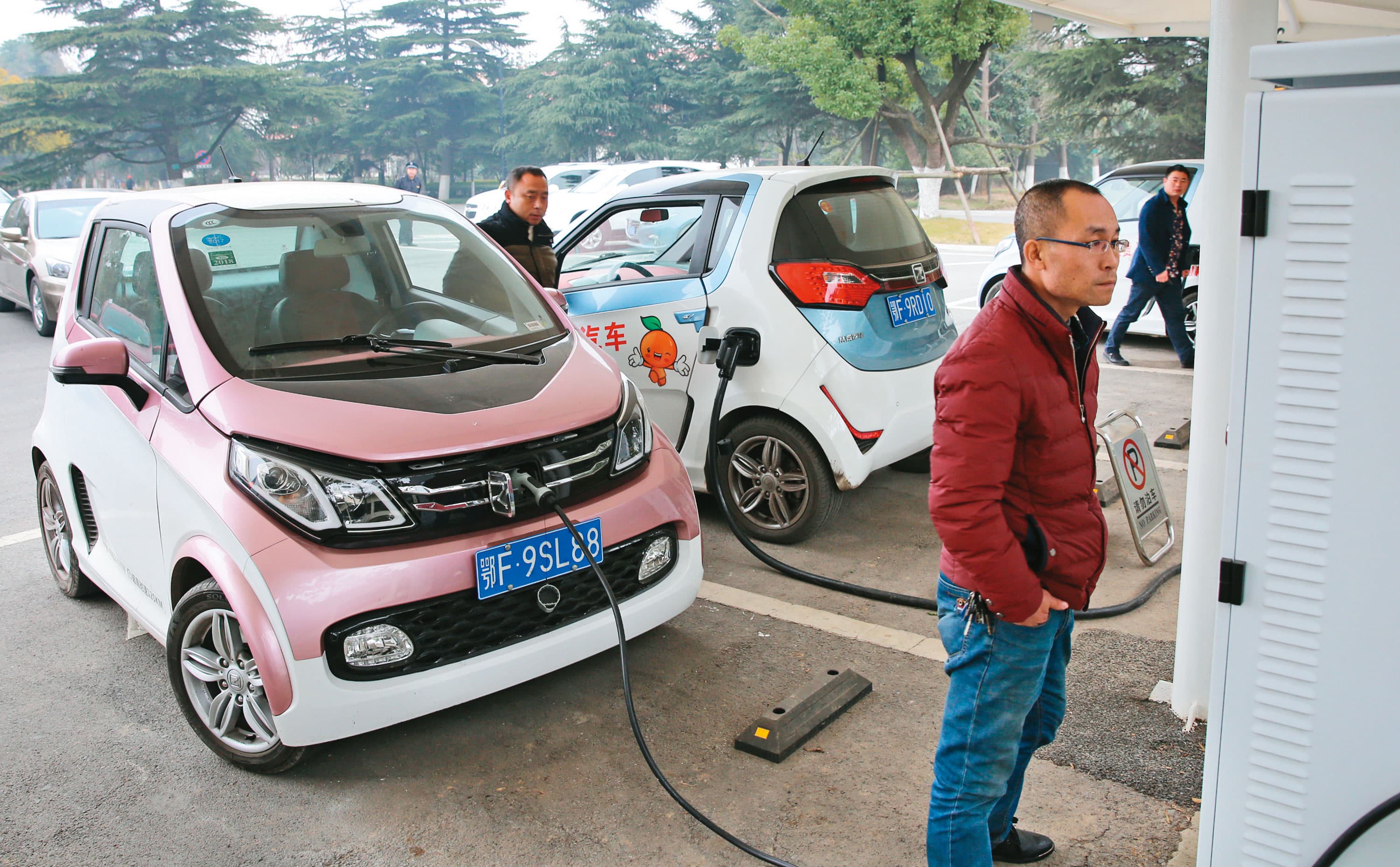 中國相關儲能、電動車、電池產業，備受中國公私募基金關注。（東方IC）