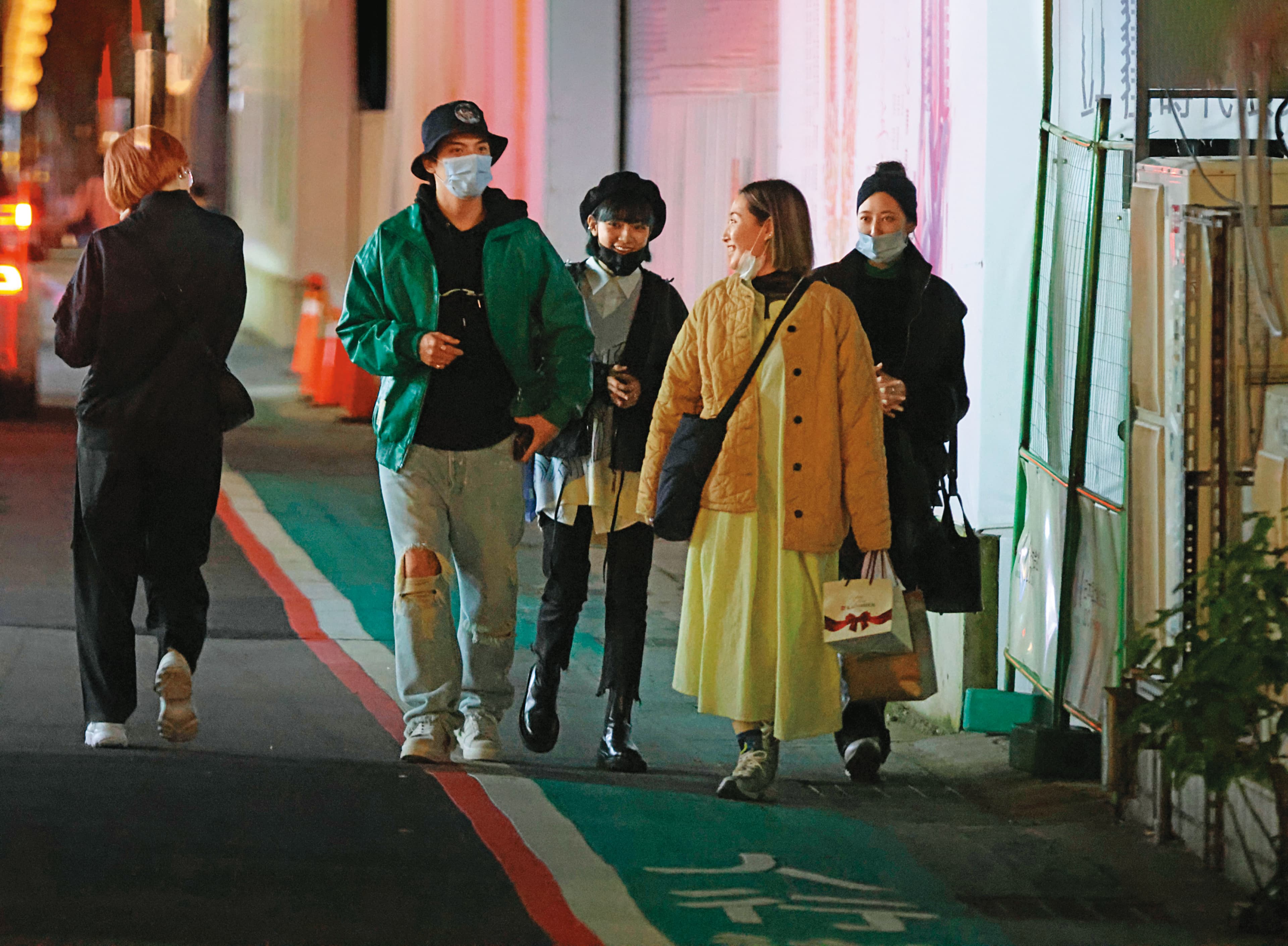 2/8，22：00，吃完散場搭捷運路上，林哲熹（左起）與姚愛寗一路「行作伙」，金髮女與Cindy另成一組。