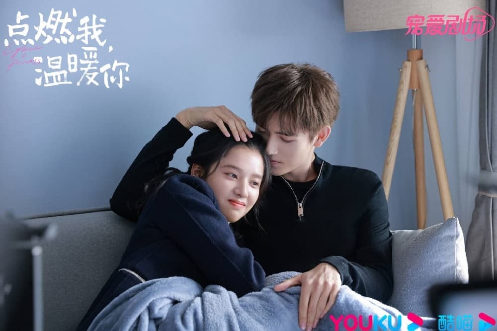 陳飛宇與張婧儀在《點燃我,溫暖你》劇中甜密互動被網友稱為「命韻峋環」CP。(網路圖片)