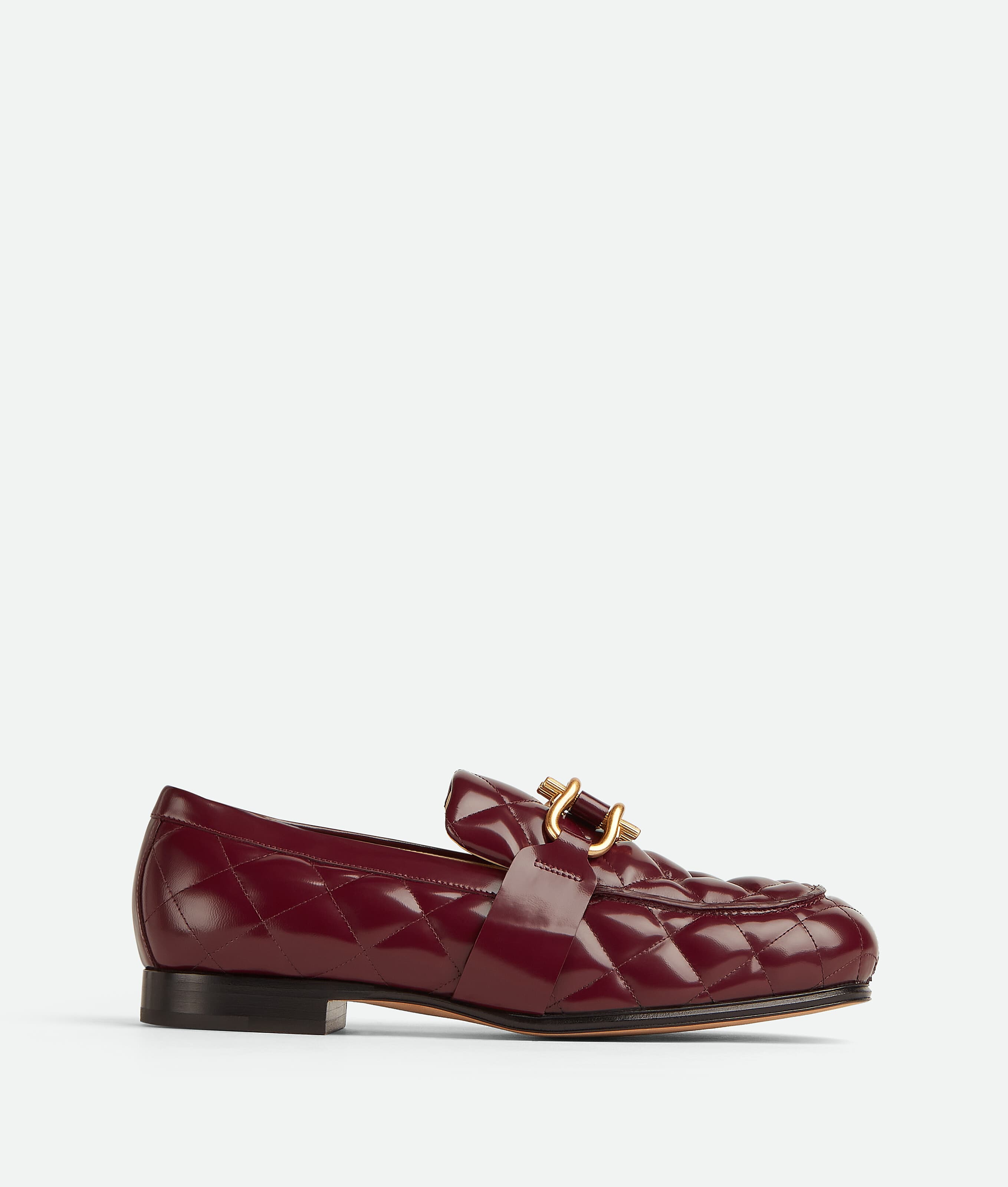 Monsieur酒紅色格紋紋路皮鞋。NT$49,900(BOTTEGA VENETA提供)