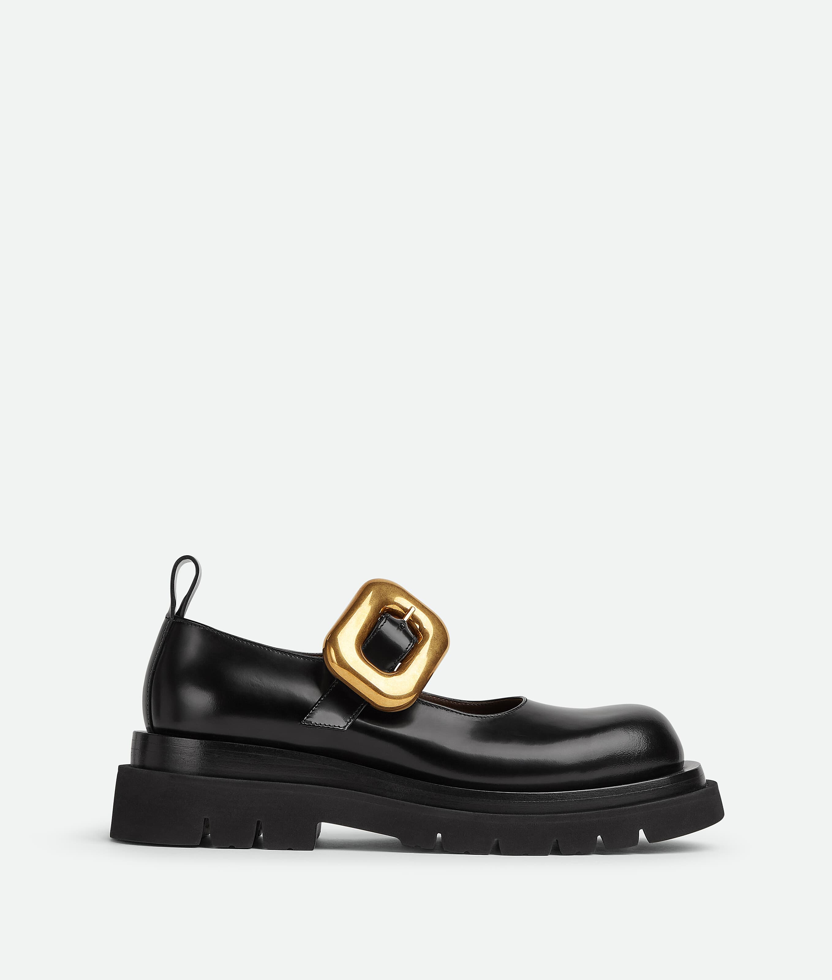 Lug金色扣環瑪莉珍鞋。NT$43,500(BOTTEGA VENETA提供)