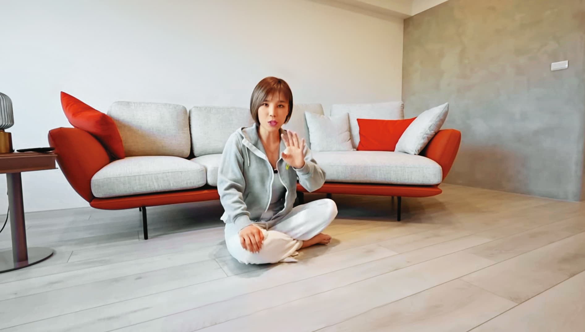 為了可以唱歌唱得痛快，李佳薇在新家裝潢時，特別加強隔音。（翻攝自李佳薇YouTube）