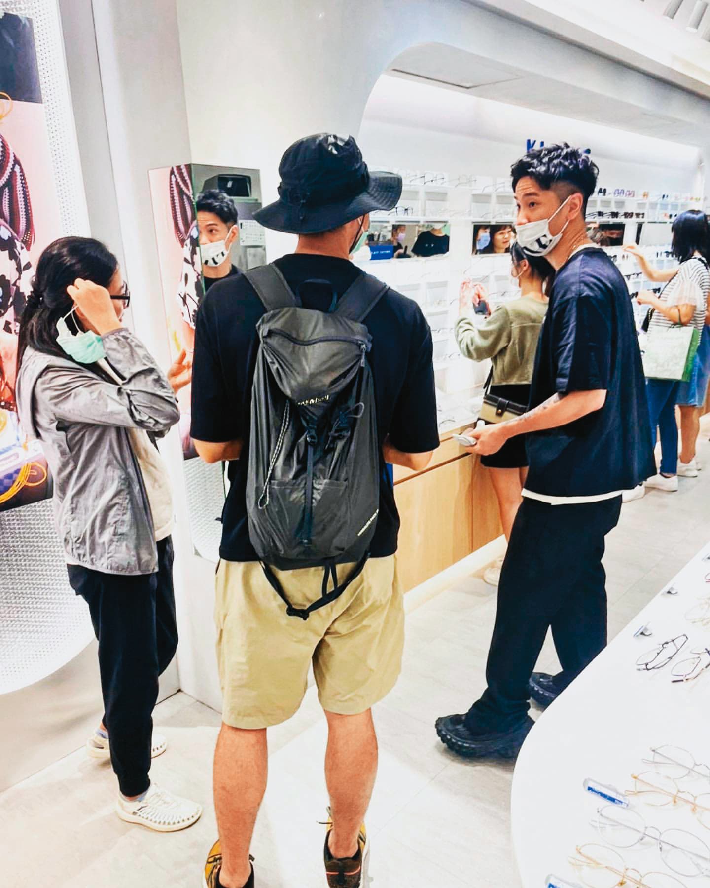 為了自己的眼鏡品牌,陳銳親力親為,終於從無到有成為生意人。(翻攝自陳銳IG)