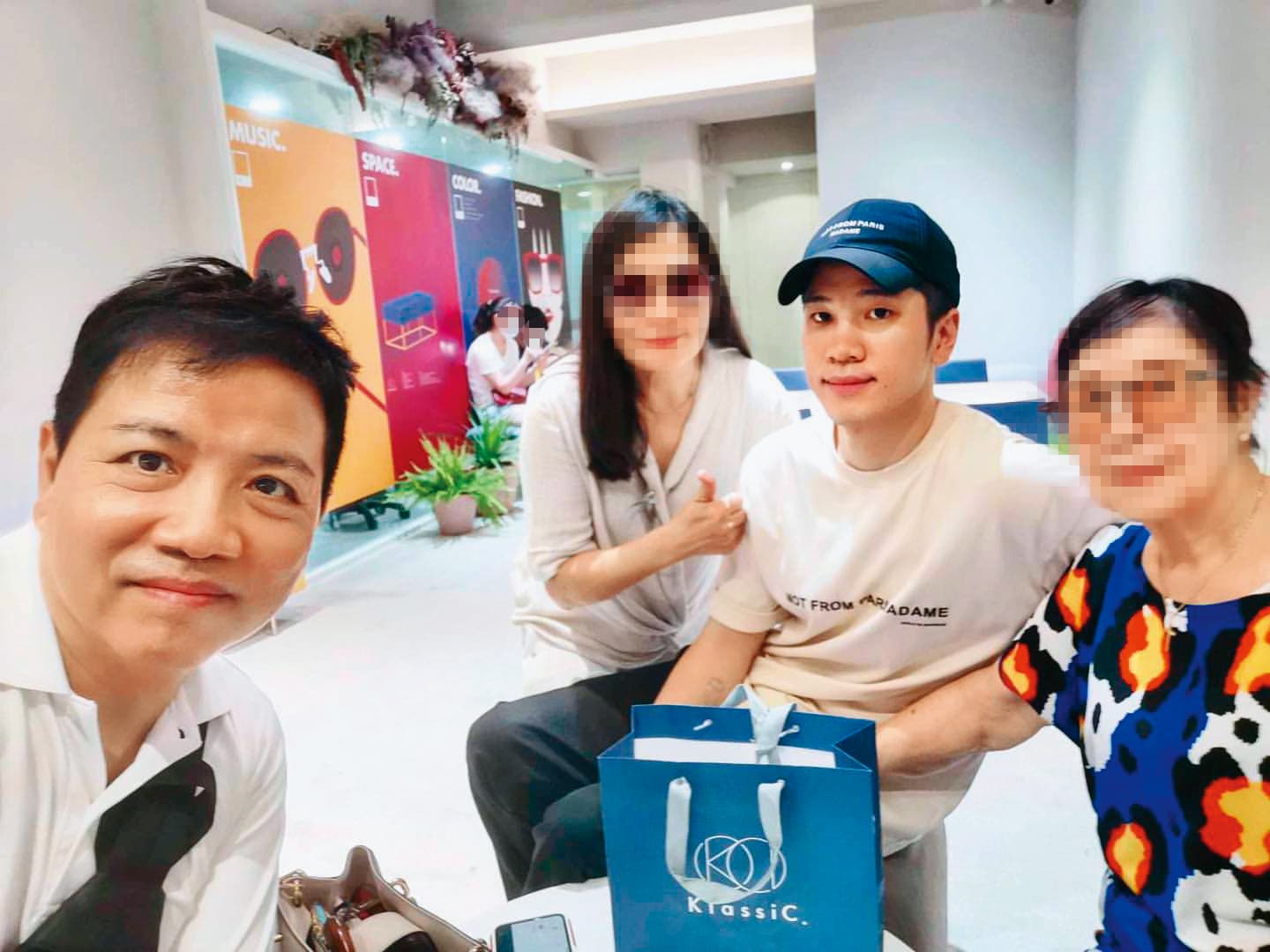 身為獨子的陳銳(右二),家人永遠是他的後盾。左起為父親陳凱倫、母親、外婆。(翻攝自陳銳IG)