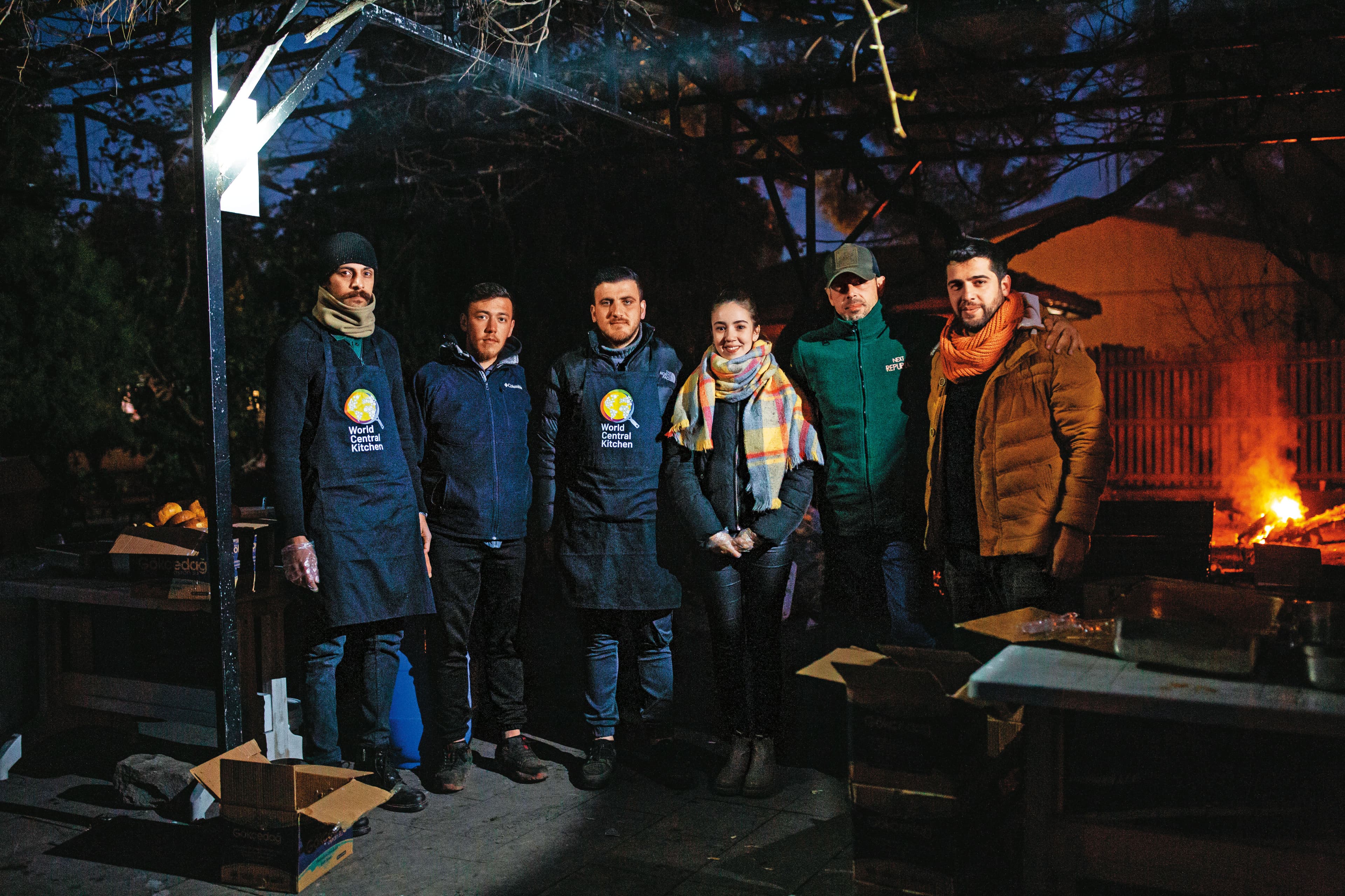 奧斯曼尼耶市許多市民成為救災志工。26歲的Mine Telli(右三)是名英文老師。