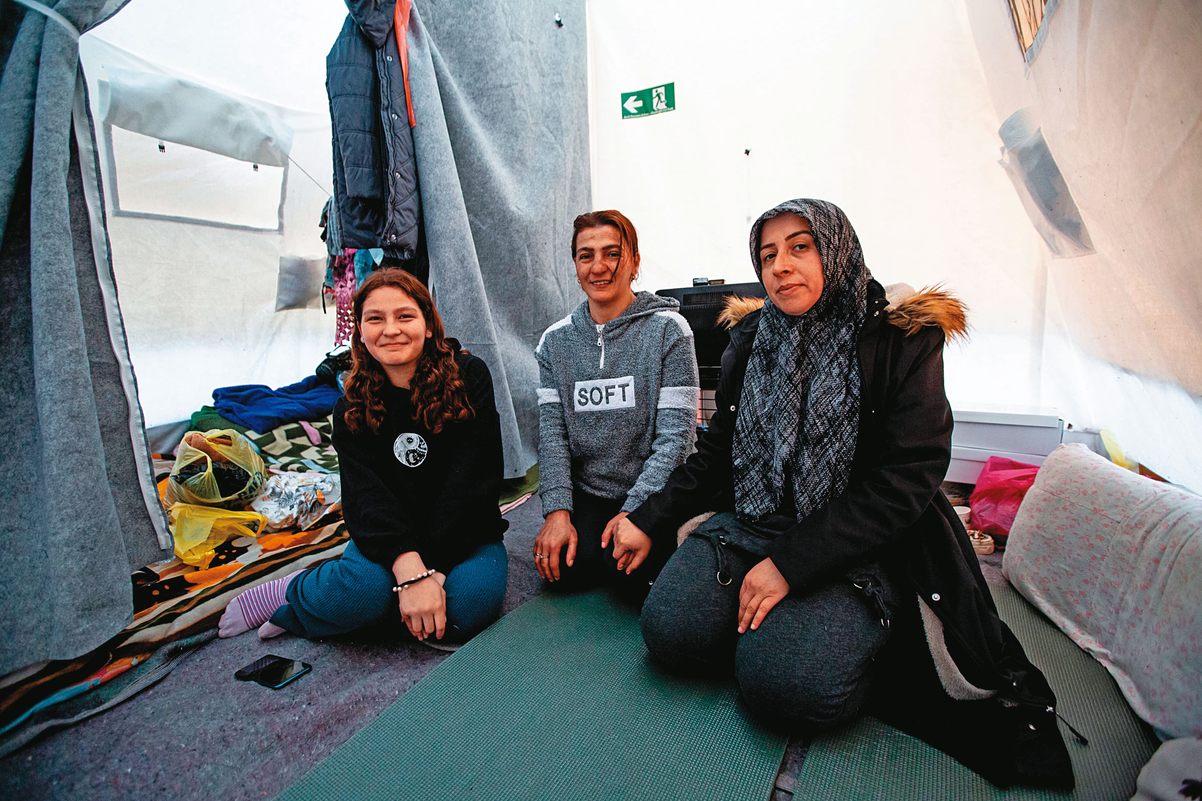 單親媽媽Naciye Kavun(中)和孩子Ayse Kavun(左),及朋友Şükran Köken(右)如今住在同一個帳篷裡。