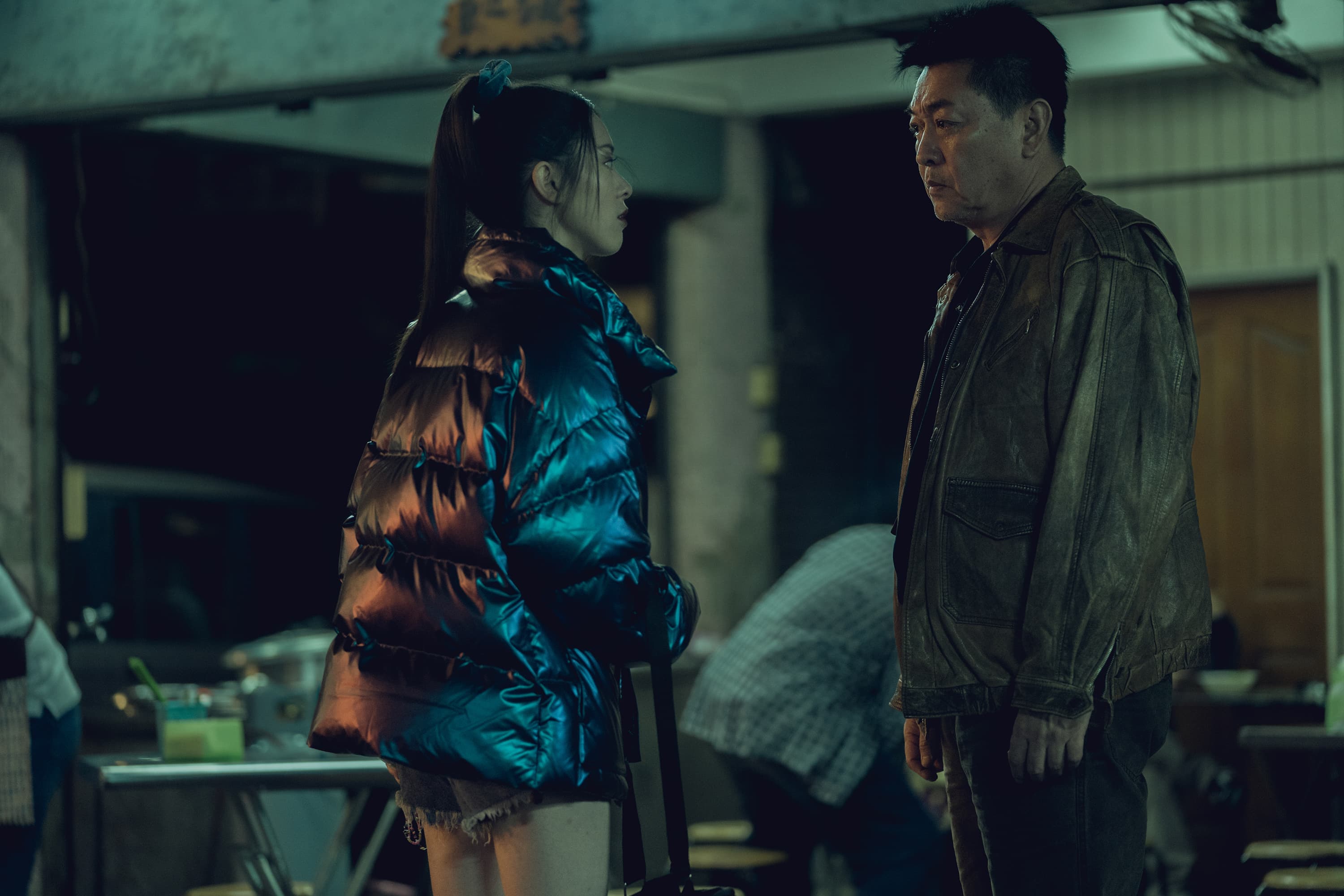 庹宗華(右)劇中跟女兒(左)處於長期溝通不良的狀況。(Netflix提供)