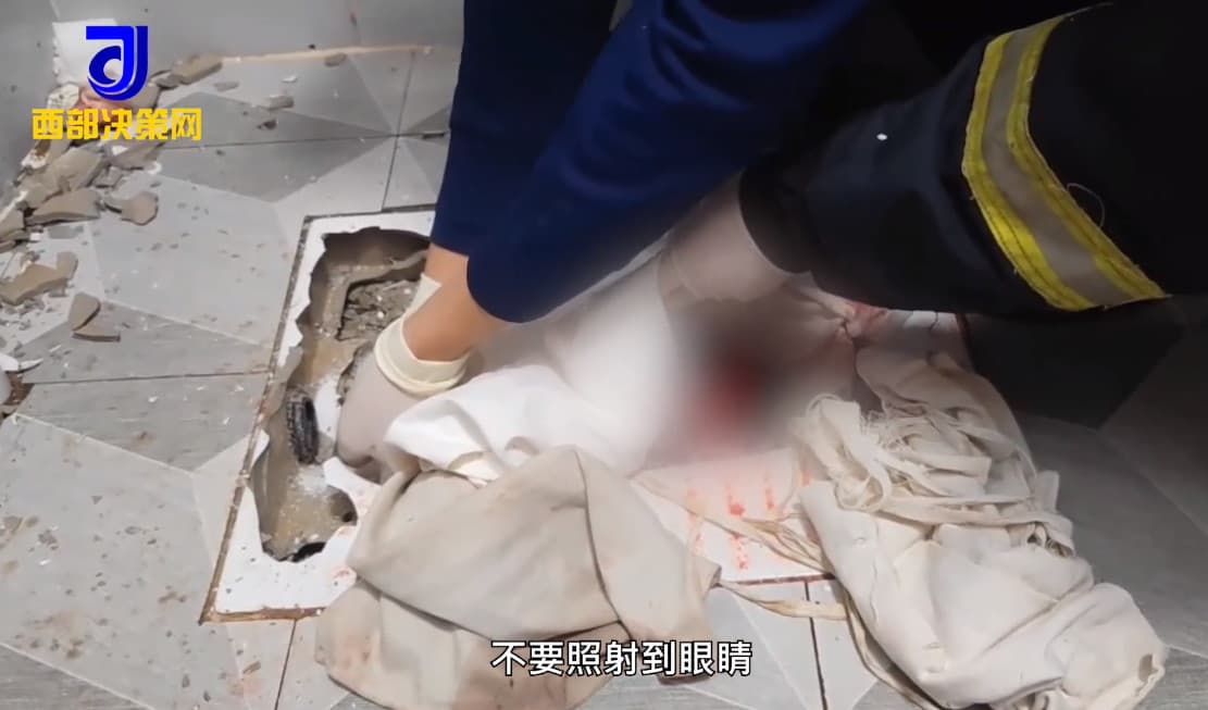 消防人員敲開蹲式馬桶才把嬰兒順利救出。(翻攝微博)