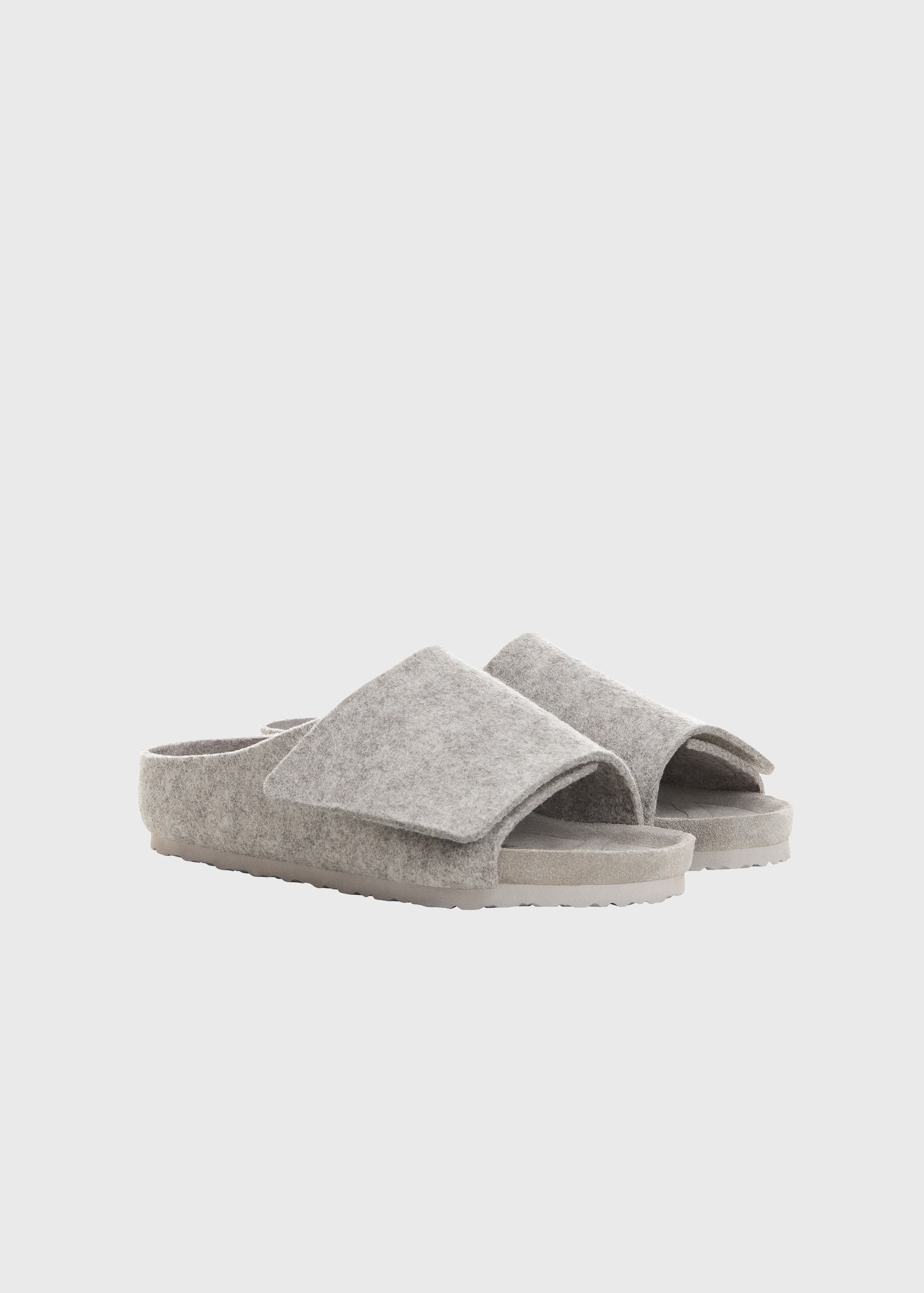 FEAR OF GOD X BIRKENSTOCK Los Feliz水泥灰色毛氈兒童拖鞋。NT$7,980(THE SPAACE提供)