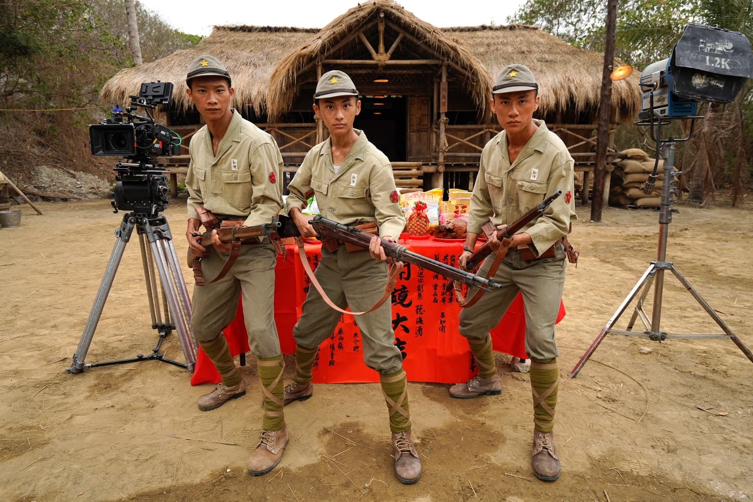 吳翰林、黃冠智、朱宥丞3人飾演台灣戰俘監視員。(公視提供)