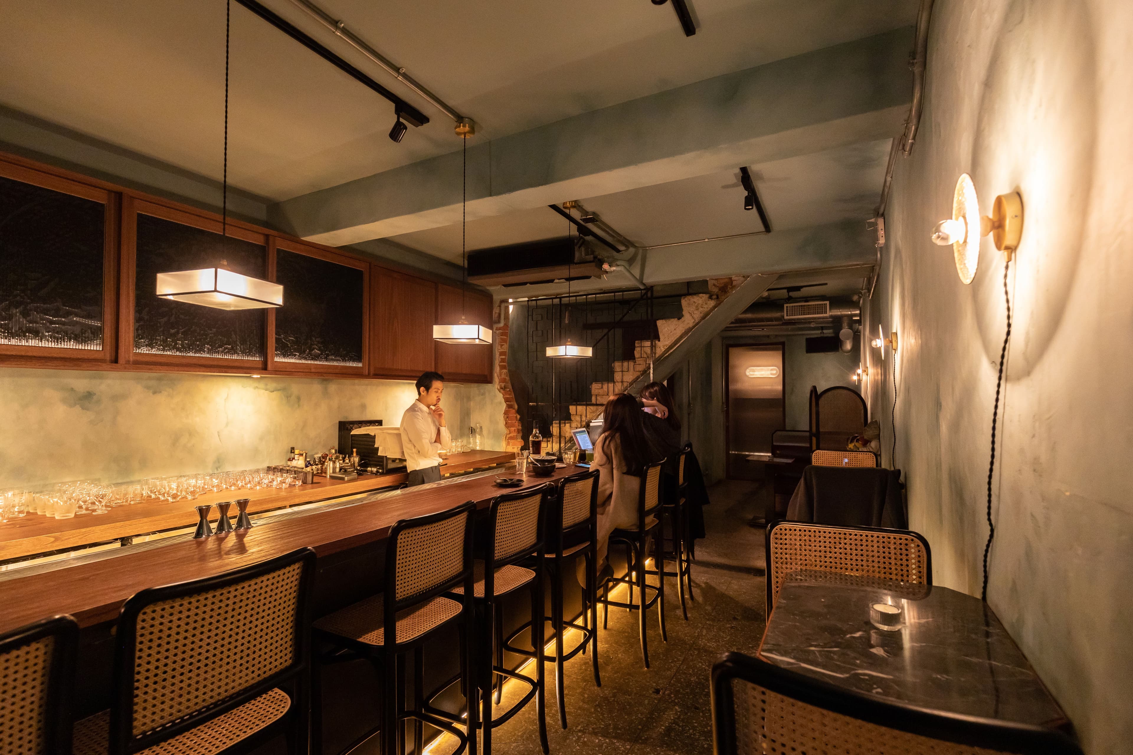吧台座椅高度適中,讓人越喝越放鬆。