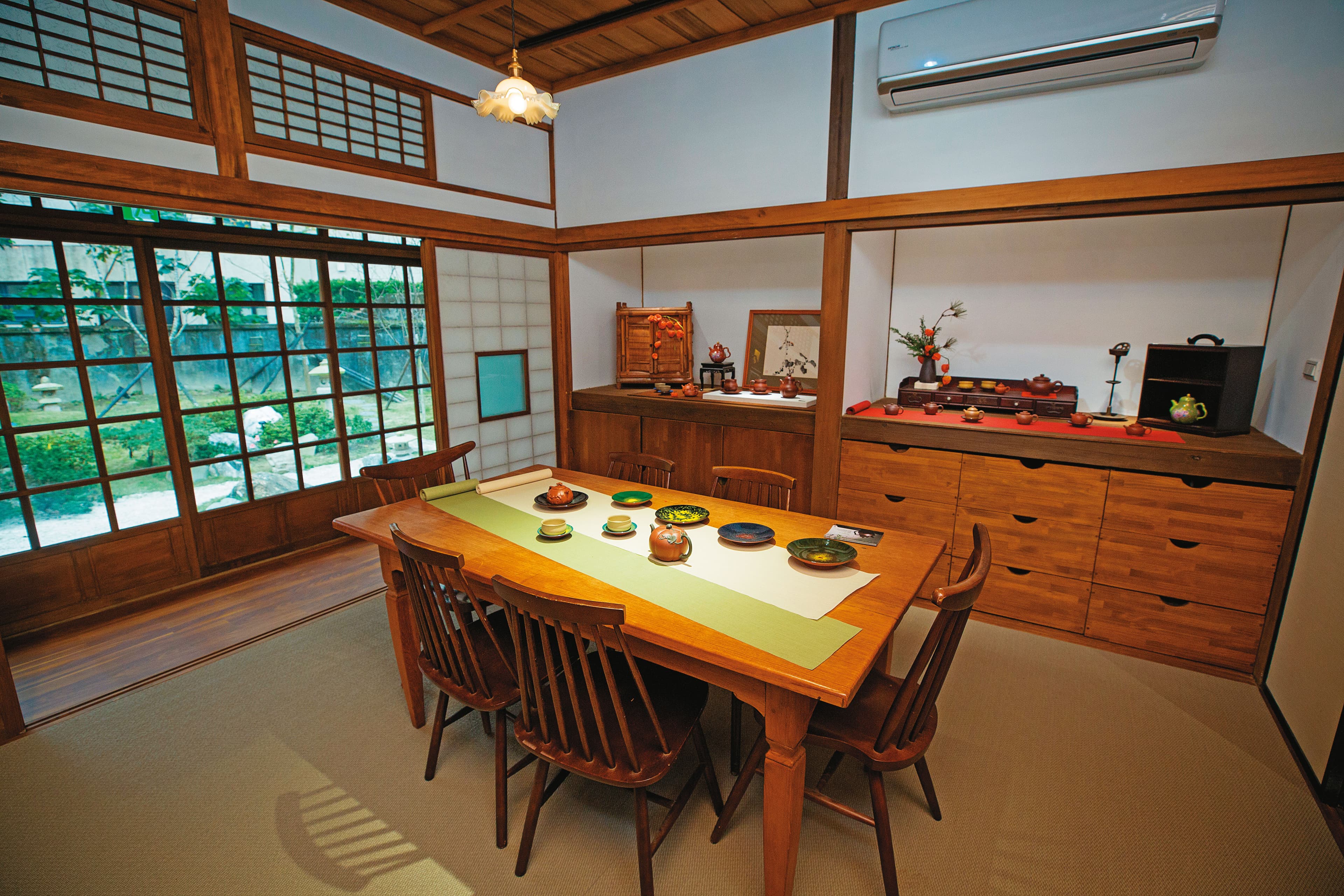 為提供舞台給藝術家,東美院固定展出不同工藝類藝術品。