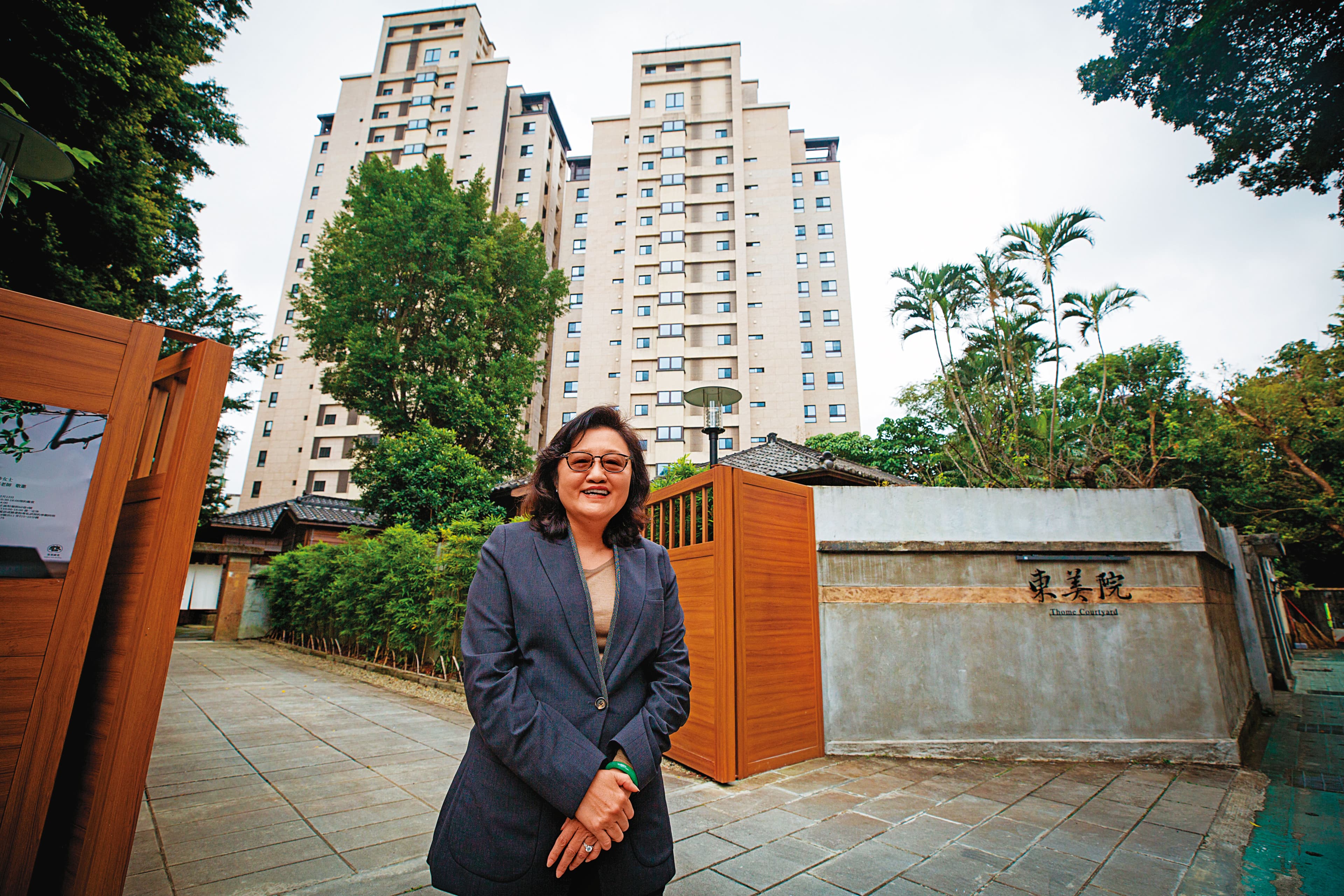 東美院後方就是力麒建設數年前推出的豪宅建案。