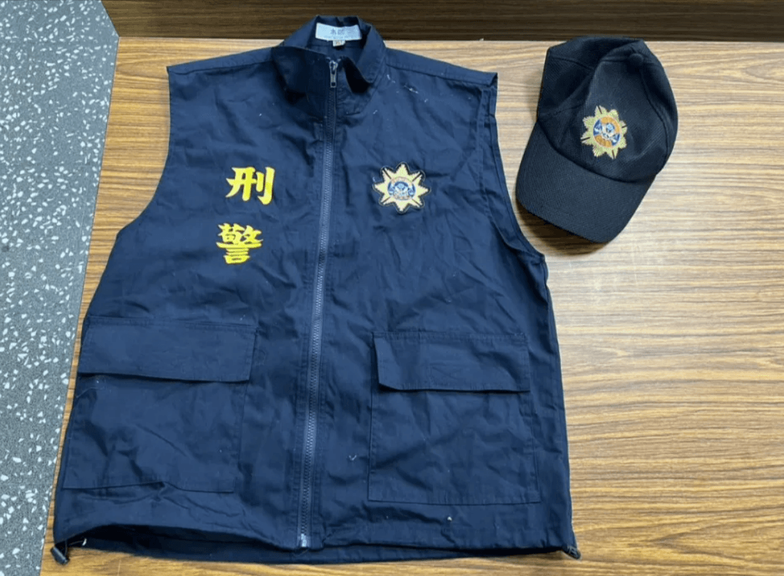 警方也在吳男家中找到刑警背心及警帽，甚至還有連職名章。（翻攝畫面）