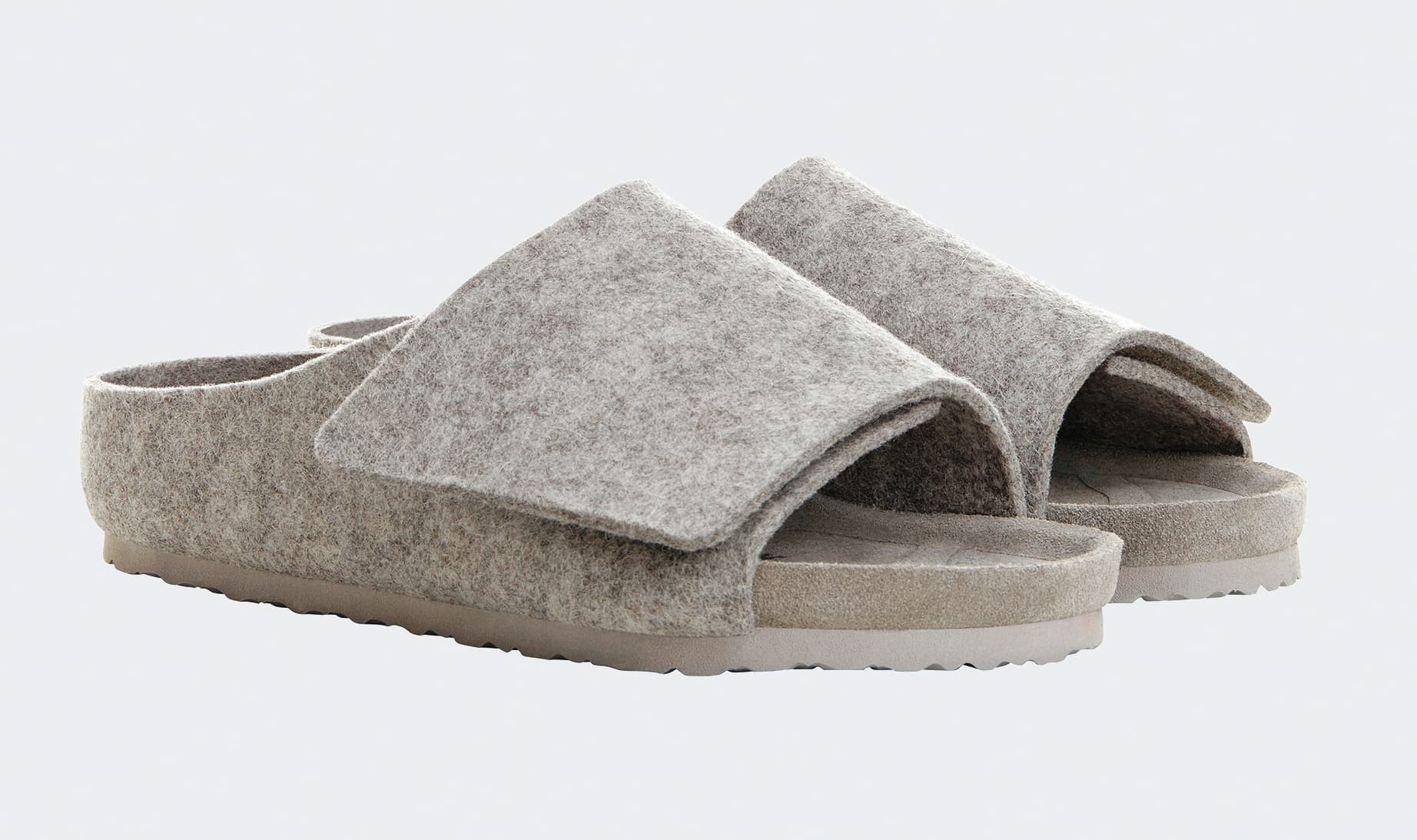 FEAR OF GOD X BIRKENSTOCK Los Feliz水泥灰色毛氈兒童 拖鞋。NT$7,980（THE SPAACE提供）