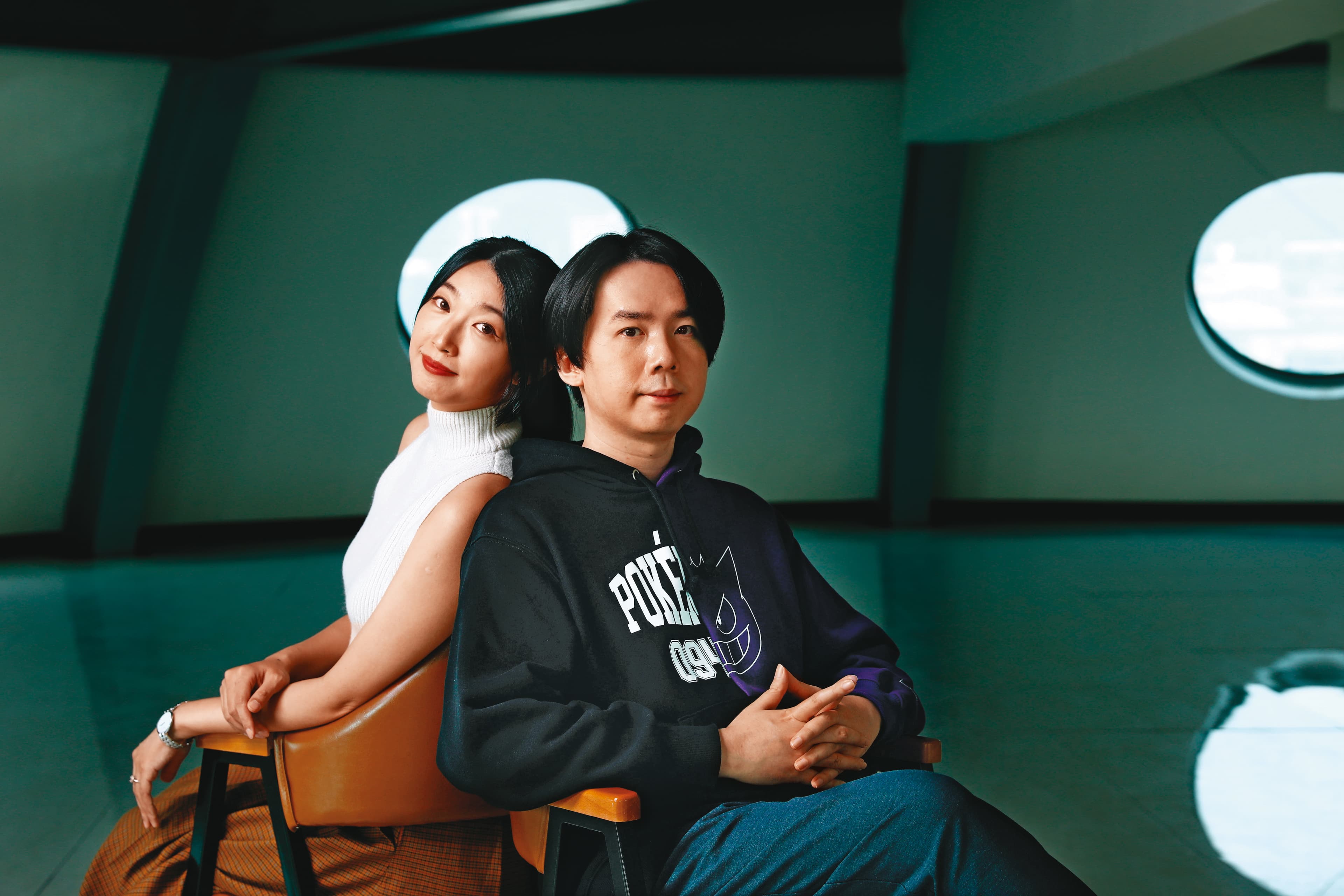 賴惟智(右)與妻子彭莉婷(左)共同孵育《成為奪心魔之必要》。