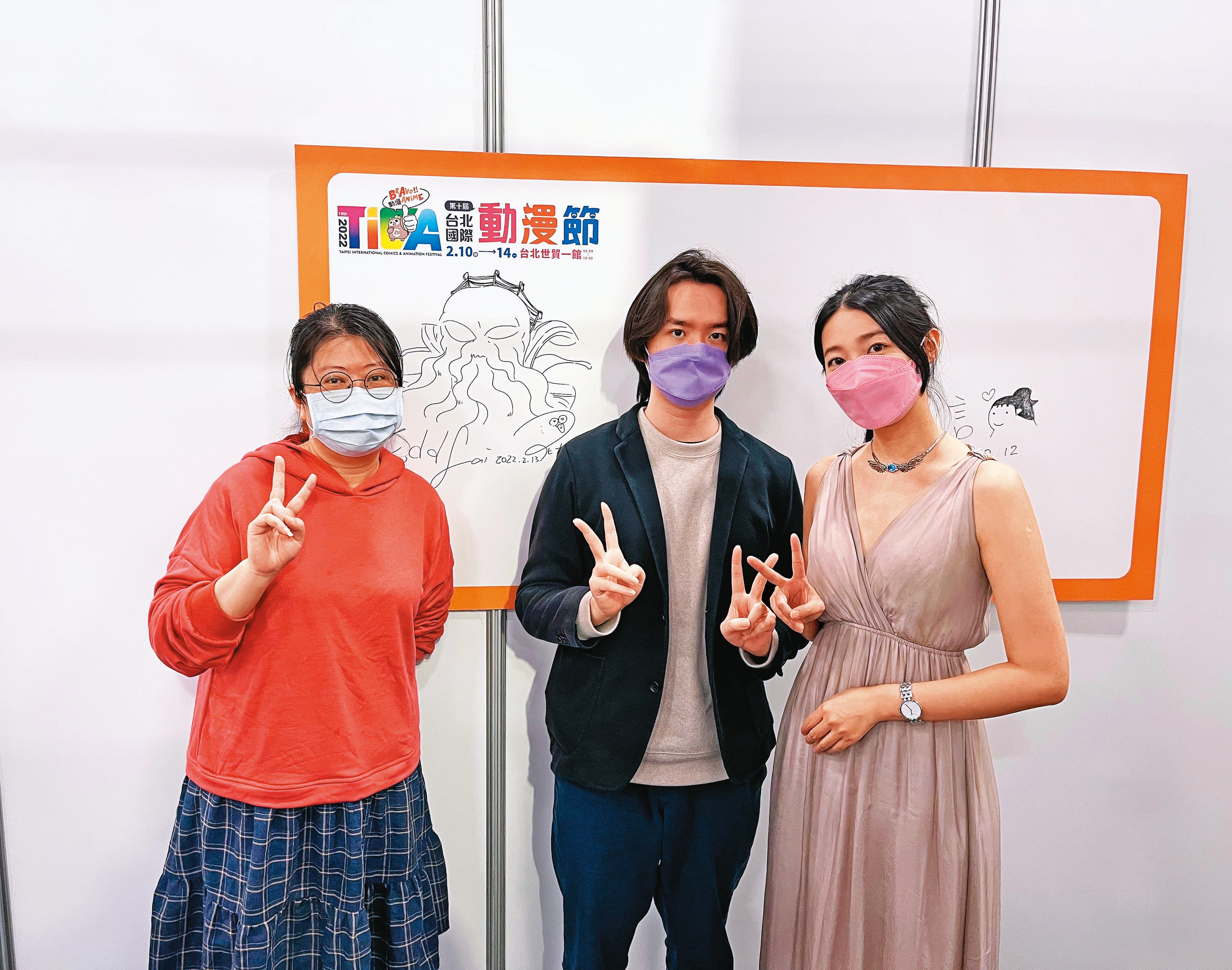 尼太(左起)、賴惟智與彭莉婷出席2022年台北國際動漫節簽名會。(艾德萊娛樂提供)
