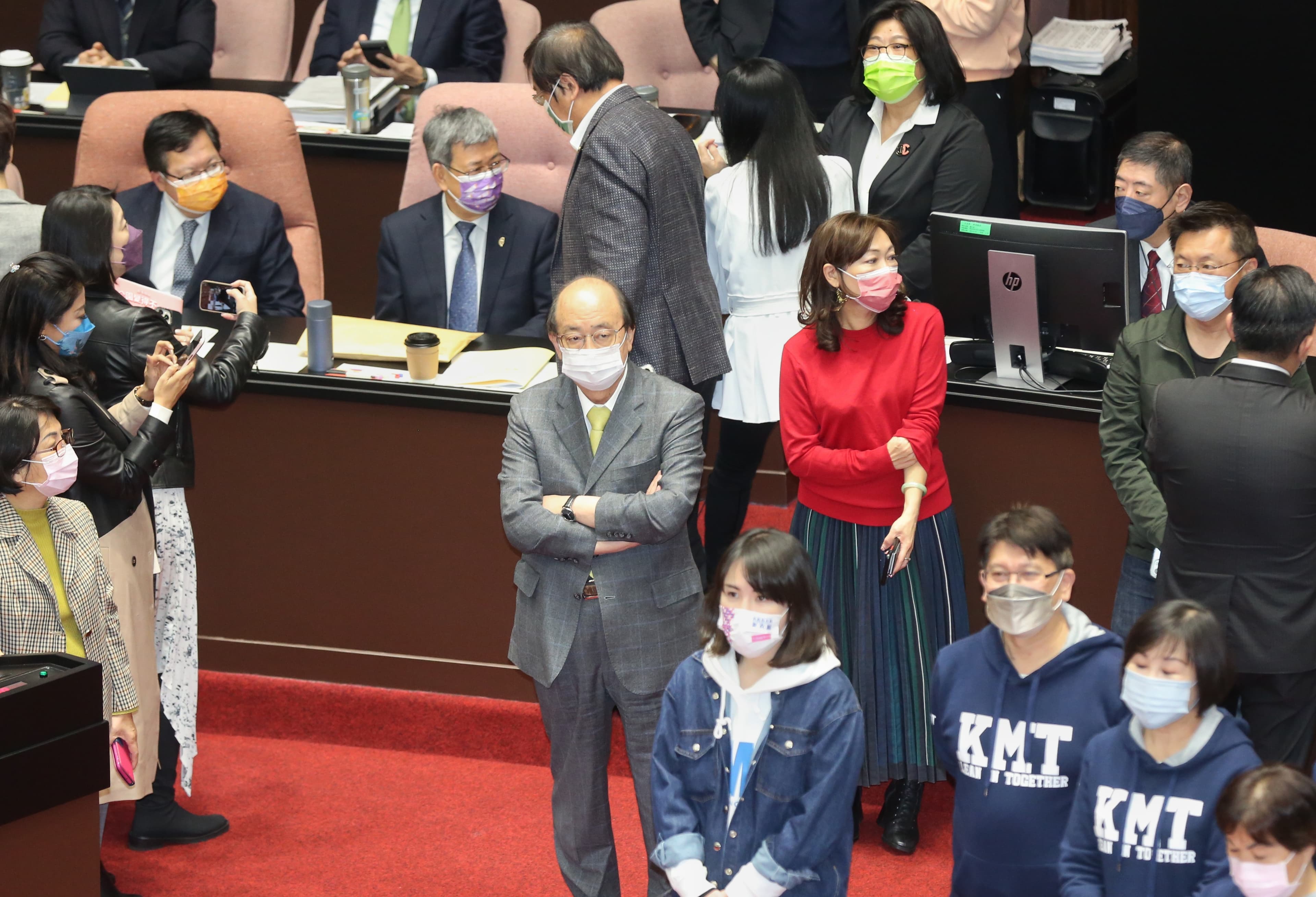 行政院長陳建仁今首度赴立法院接受備詢,結果卻遭在野國民黨杯葛議事。