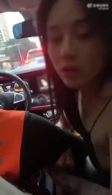 這位正妹一上車就開始調戲代駕男。(翻自微博)