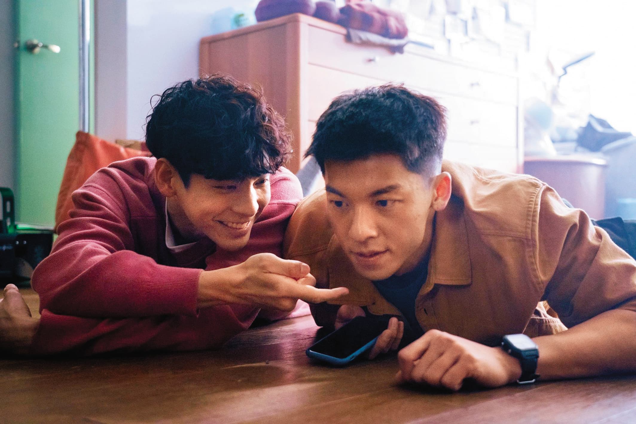 林柏宏（左）和許光漢（右）合作《關於我和鬼變成家人的那件事》票房大賣，頗獲好評。（金盞花大影業提供）
