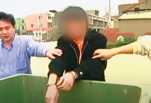 楊姓凶手帶著警方在1台垃圾子車內,找到犯案時穿的血衣。(東森新聞提供)