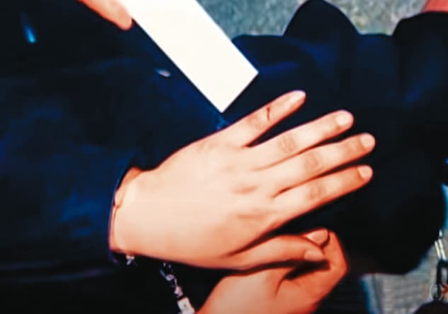 楊姓男子被逮時,手上還有刀傷。(翻攝畫面)