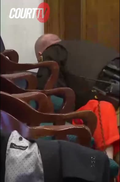 泰勒毆打辯護律師遭法警壓制。(翻攝推特@WBAY)
