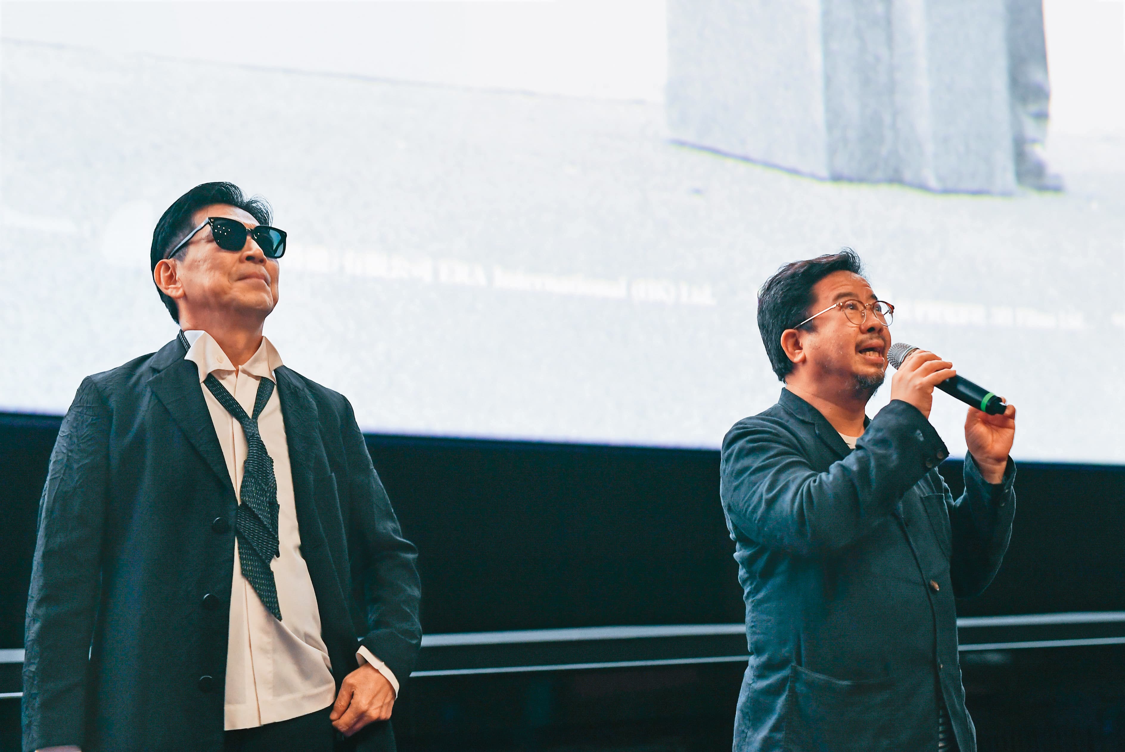 演員高捷(左)與此次重映宣傳統籌、年代國際(香港)有限公司執行長褚明仁(右)出席媒體試片。(牽猴子提供 )