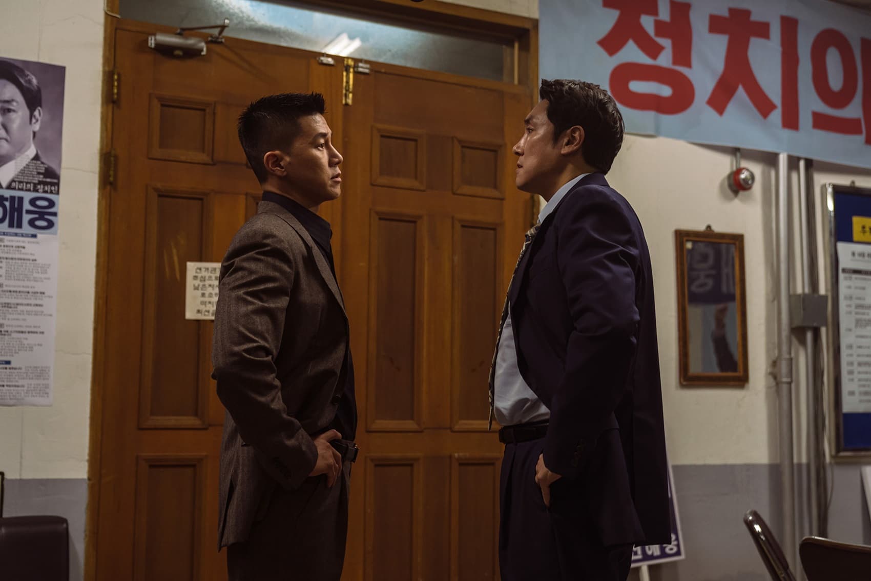金武烈在《闇黑對決》開拍前一個月才知道要增重，趙震雄表示很羨慕。（車庫娛樂提供）