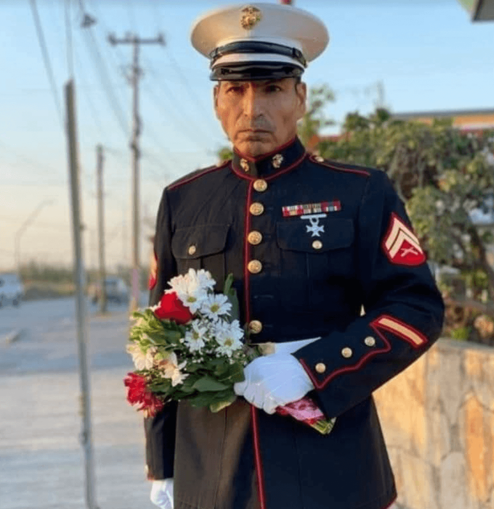 身穿軍服、手捧鮮花,每年情人節的癡等舉措被當地人稱是「愛的大兵」。(翻攝推特@DigitalNewsQR)