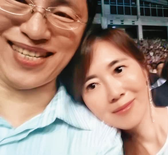名醫王文哲(左)及妻子蕭嘉蓉(右)曾同場看棒球。