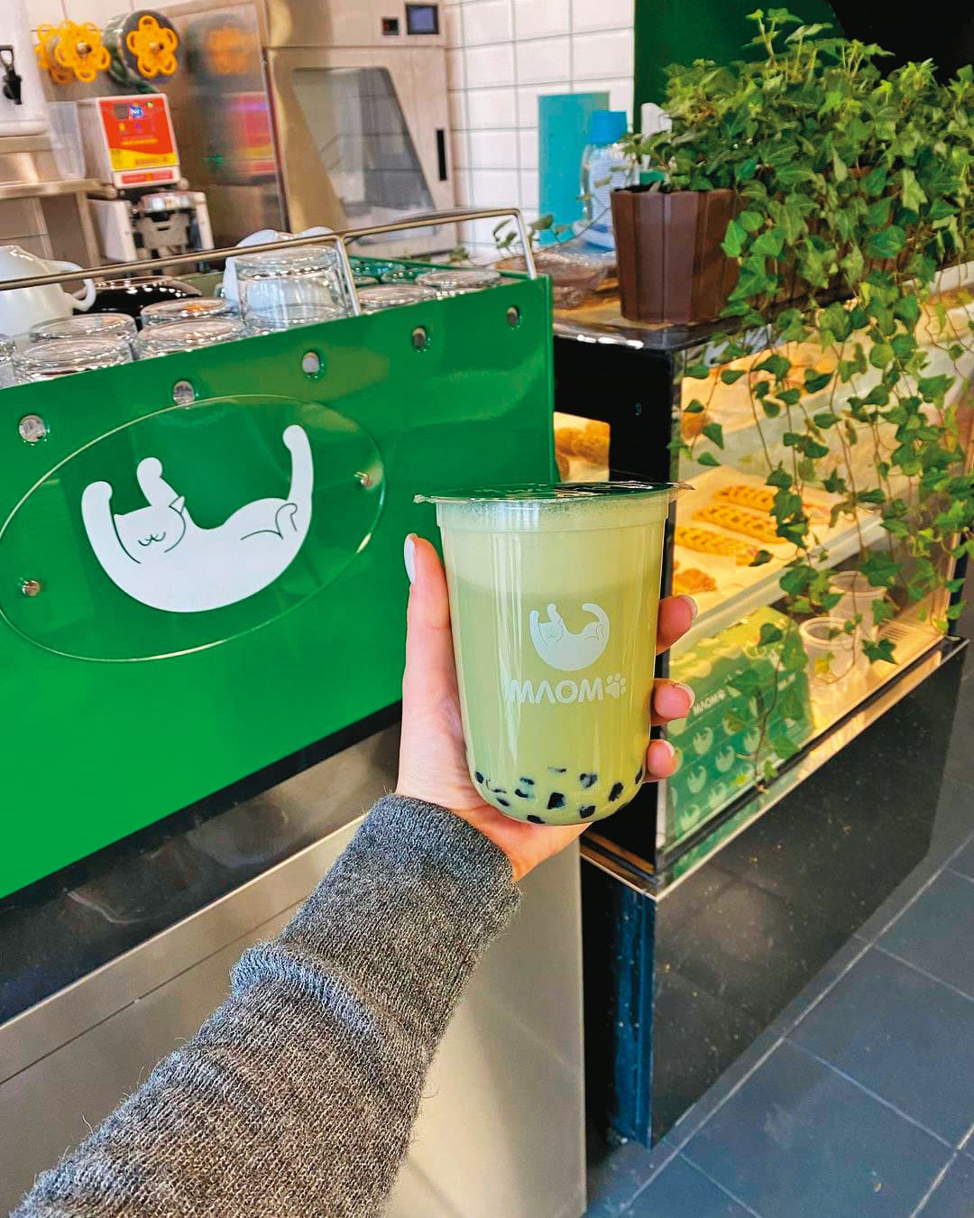 戰火中,雅娜和柯思家經營的珍珠奶茶店,食材都從台灣進口。(翻攝自Instagram)