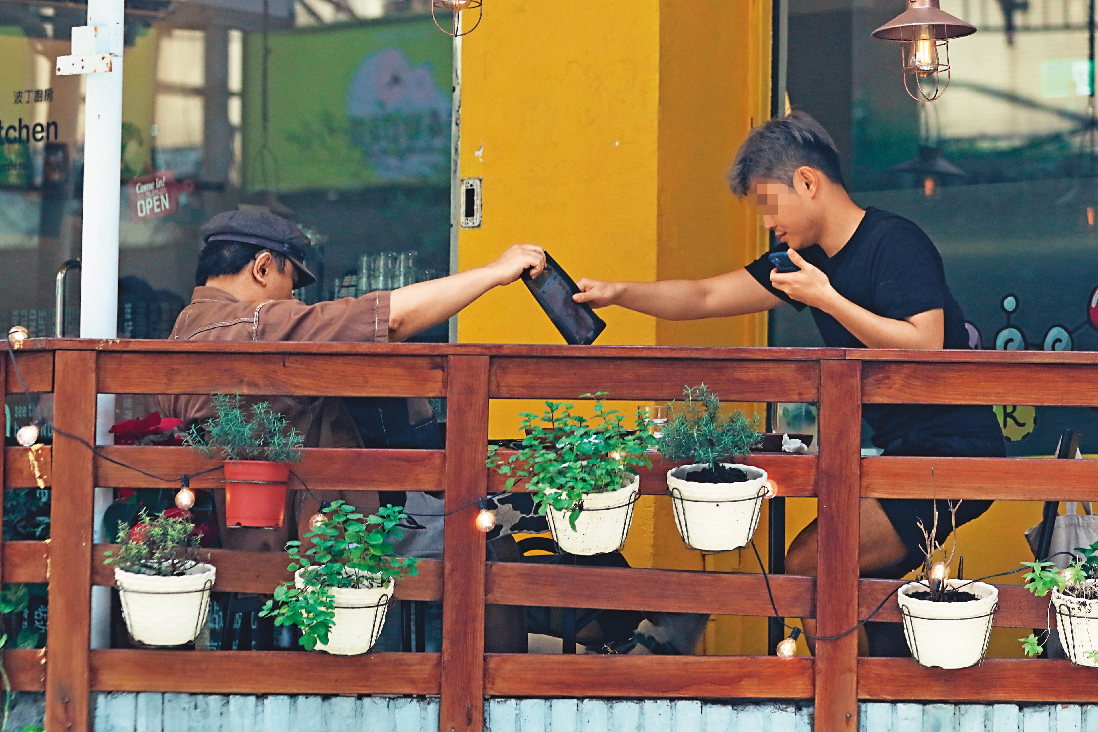 12:21 用餐告一段落,蔡康永豪氣拿起錢包,交給帥壯男去付帳,頭都沒抬。