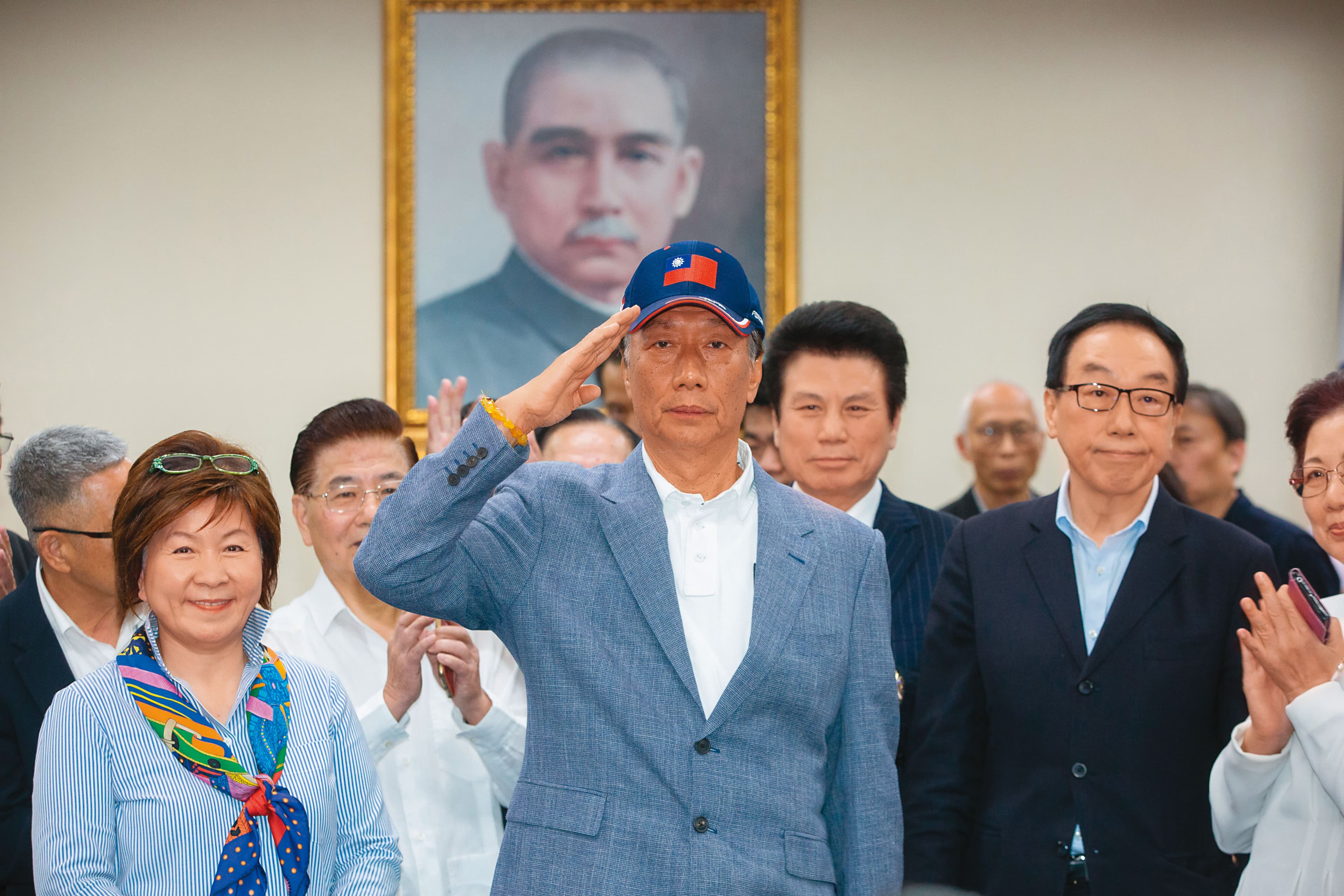 郭台銘2019年獲頒榮譽黨員狀,回國民黨參加總統初選氣勢磅礴,如今卻因黨籍問題卡關。