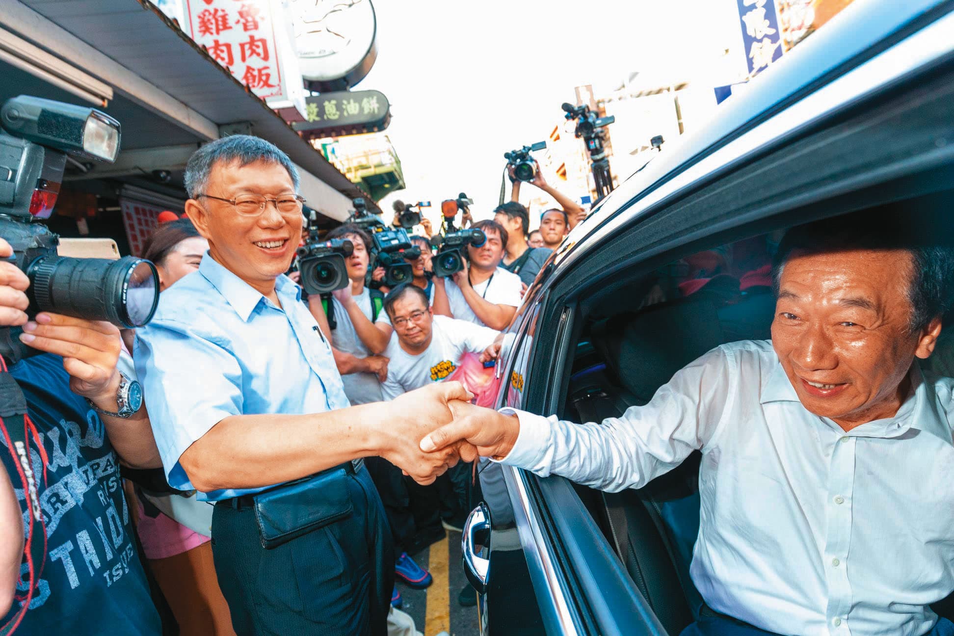挺郭派人馬主張「非綠聯盟」替郭台銘解套黨籍問題,同時也整合柯文哲,但黨內並不看好。(翻攝柯粉俱樂部臉書)