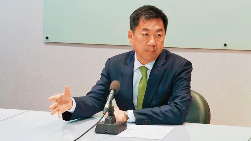 行政院發言人陳宗彥(圖)因性招待疑雲火速請辭下台。(翻攝《鏡新聞》)