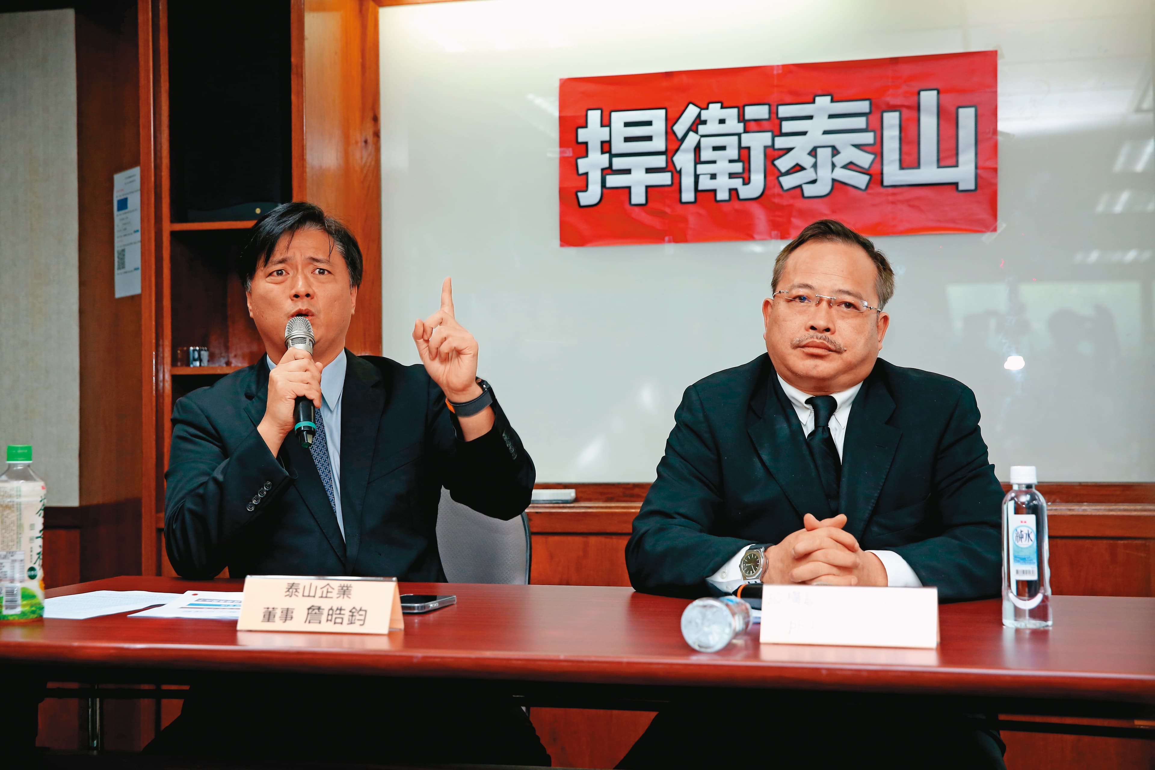 陳敏薰態度忽然轉變,讓詹皓鈞(左)等詹家人相當不解。