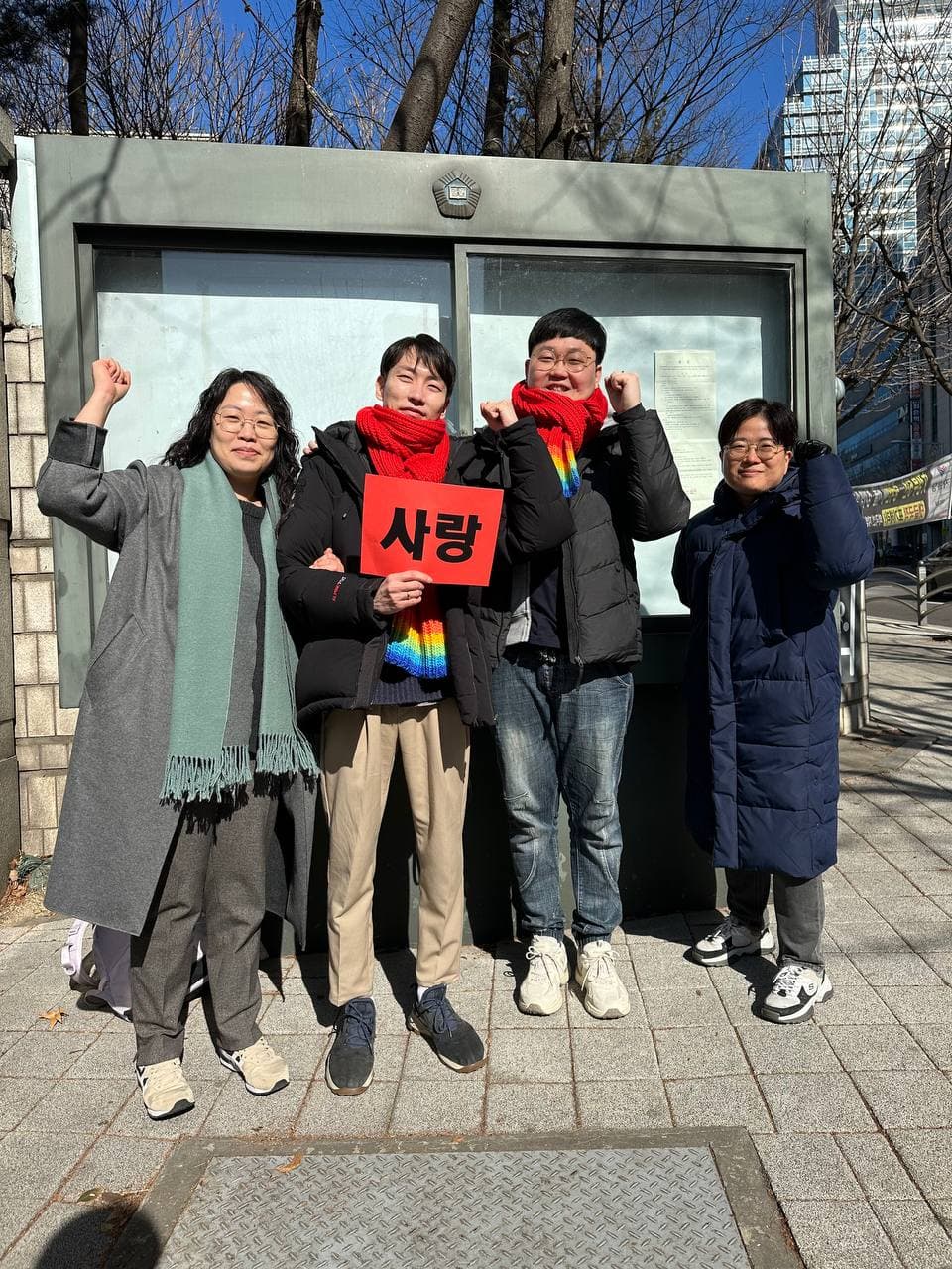同性伴侶蘇成旭（右2）和金勇民（左2）成為首對被南韓法院認可法律權利的同性伴侶。（翻攝自행동하는성소수자인권연대臉書）