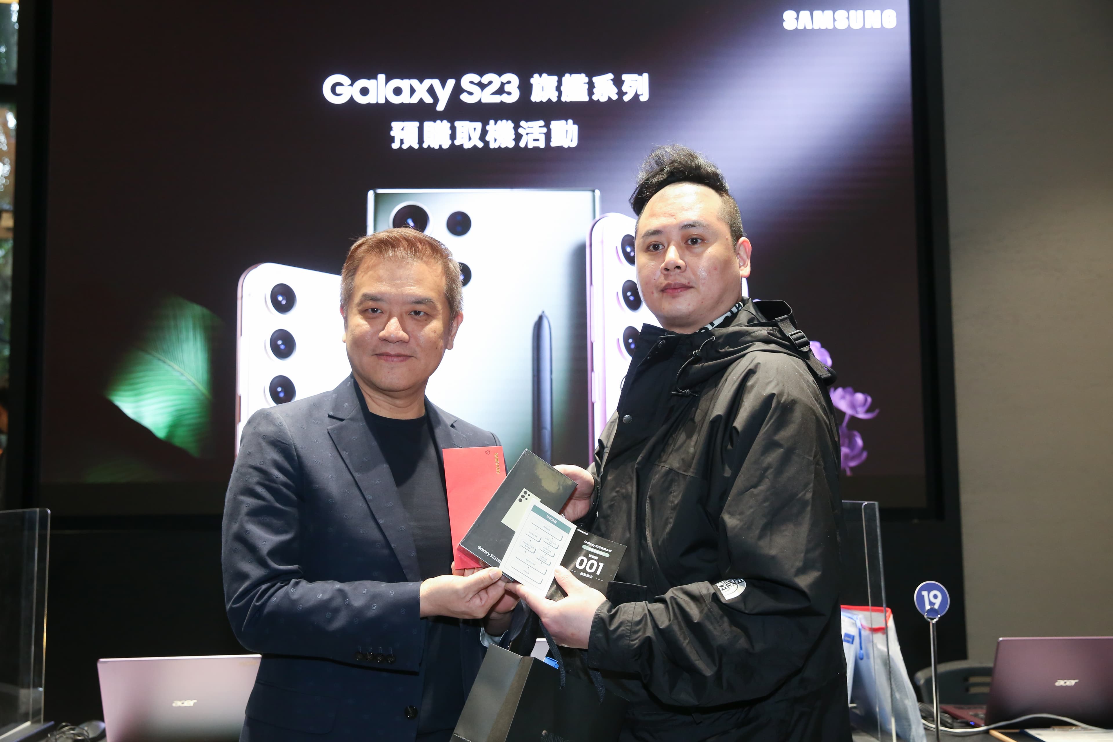 三星新一代旗艦機皇Galaxy S23系列新機在台舉辦預購優先取貨活動,搶頭香民眾透露5天前就到場等待。左為三星行動通訊事業部總經理陳啟蒙
