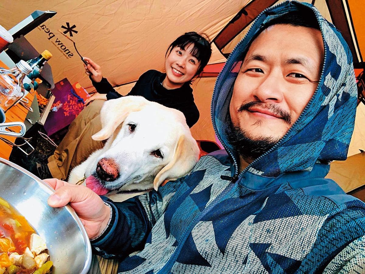 九把刀婚前海外出差,周亭羽及著他的狗狗出門散步,成為兩人戀情系列報導之一。(翻攝自九把刀臉書)