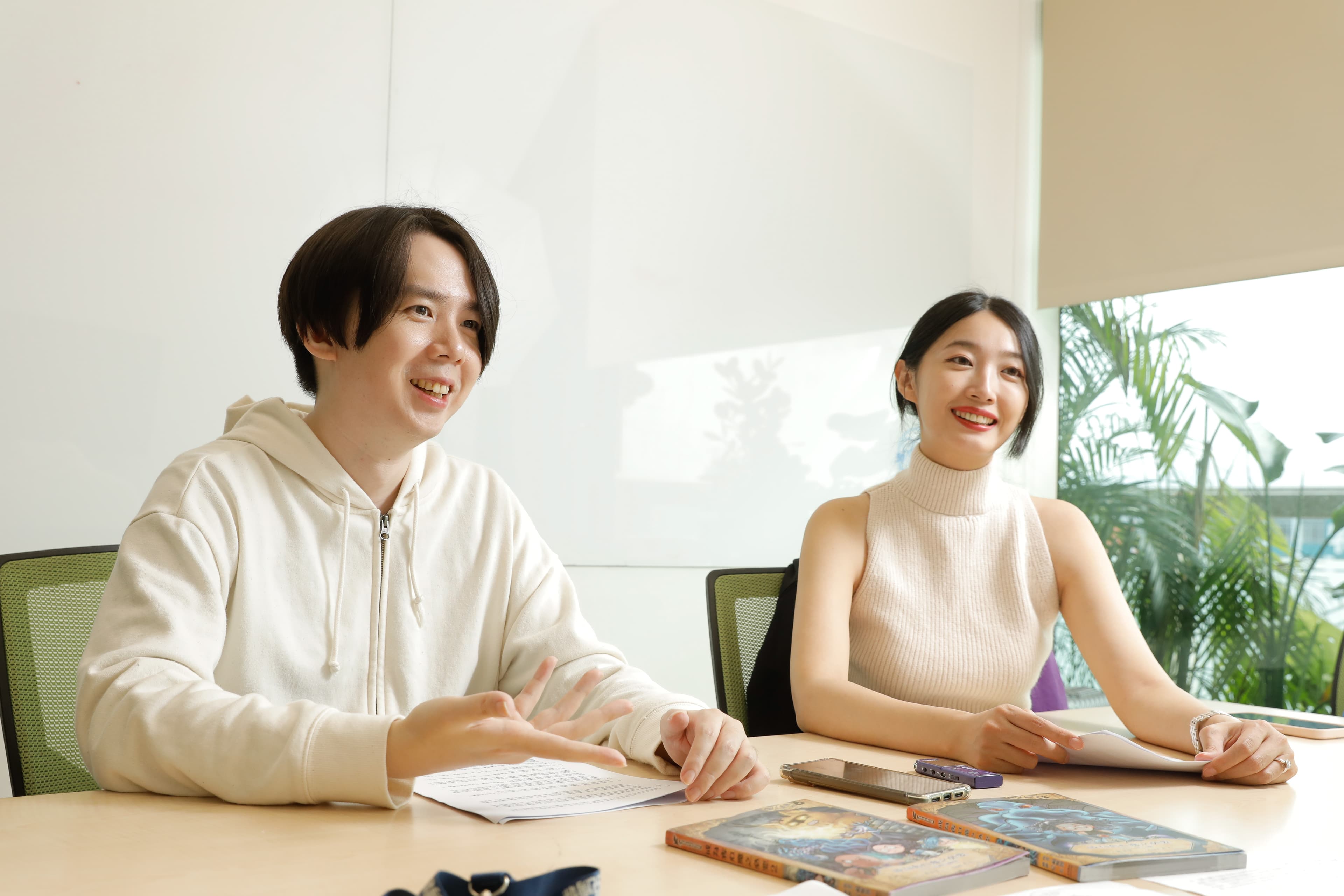 賴惟智(左)17歲時就認識18歲的彭莉婷(右)。