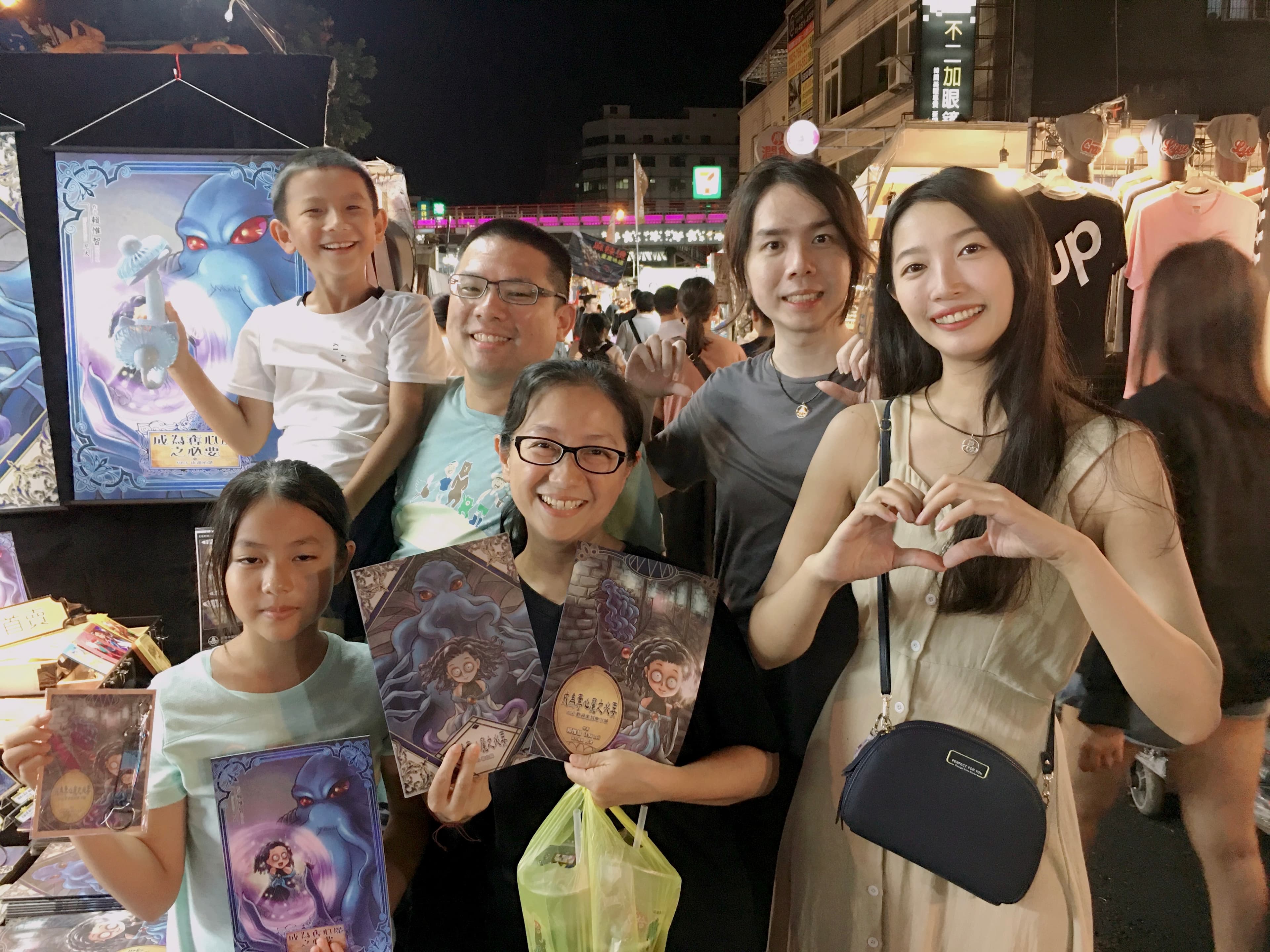 彭莉婷(右1)與賴惟智(右2)2020年在夜市擺攤賣《成為奪心魔之必要》漫畫,吸引大批粉絲到場。(艾德萊娛樂提供)