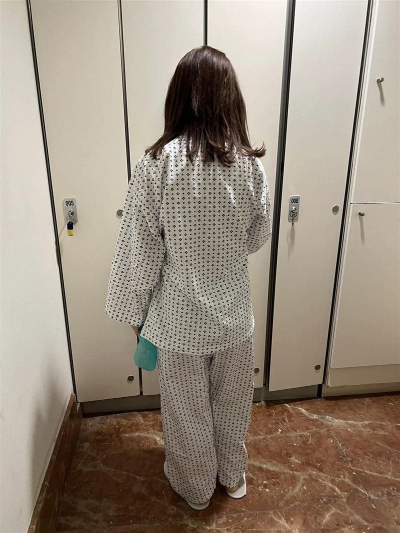 王彩樺女兒穿手術服準備動刀。(翻攝自王彩樺臉書)