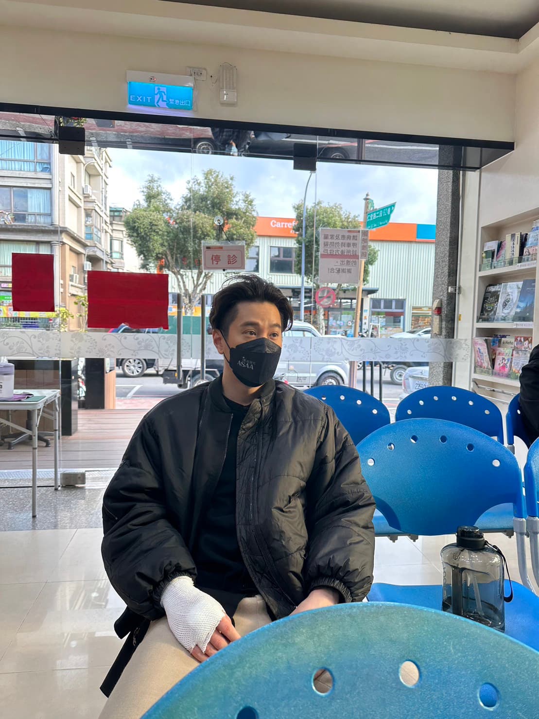 吳東諺拍外景受傷,手破皮滲血以及肌腱嚴重發炎,劇組緊急載去看診。(民視提供)