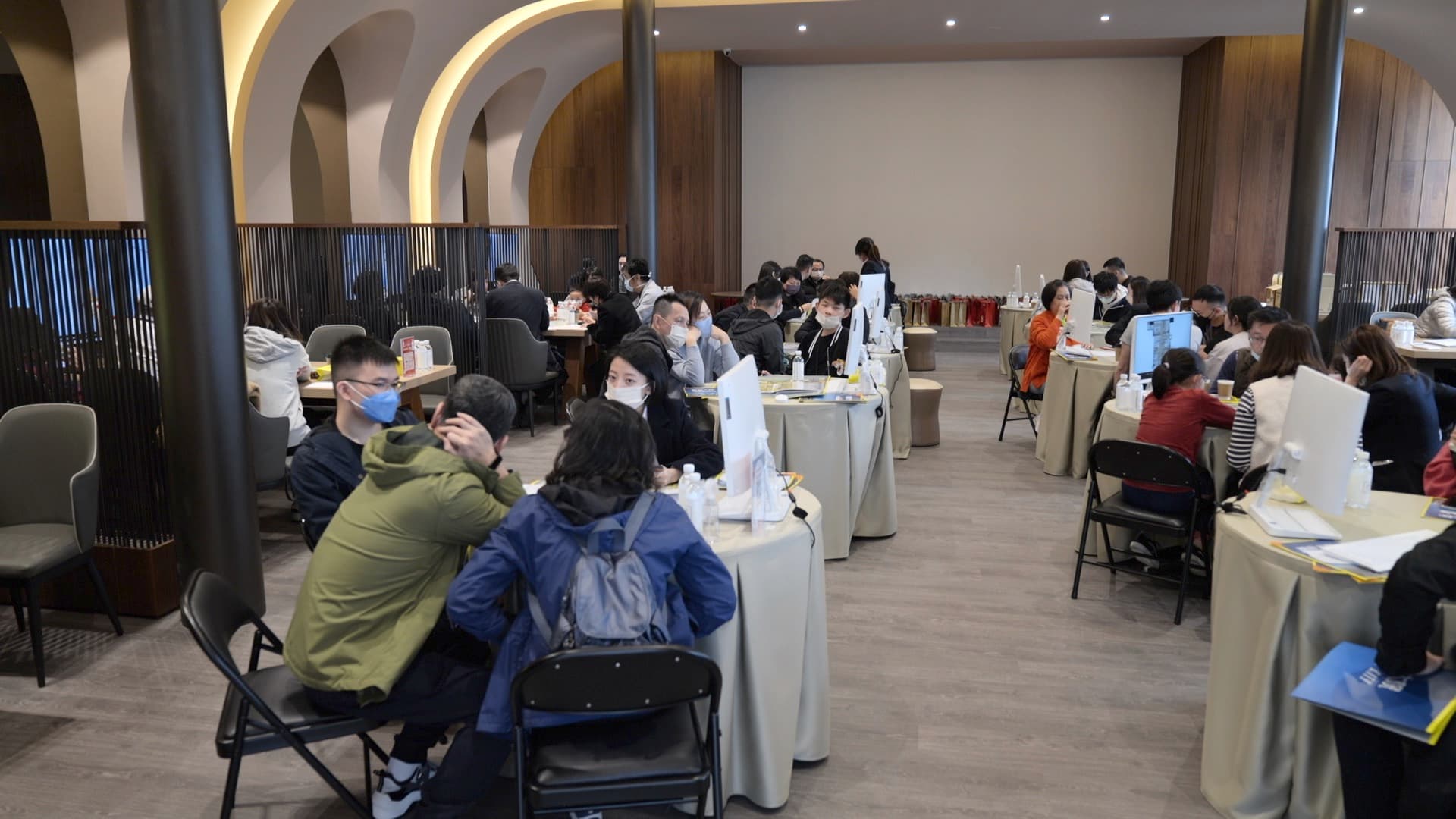 許多人趁著周末看房,不少父母選擇在房價不高時替孩子購置一個穩定的家。