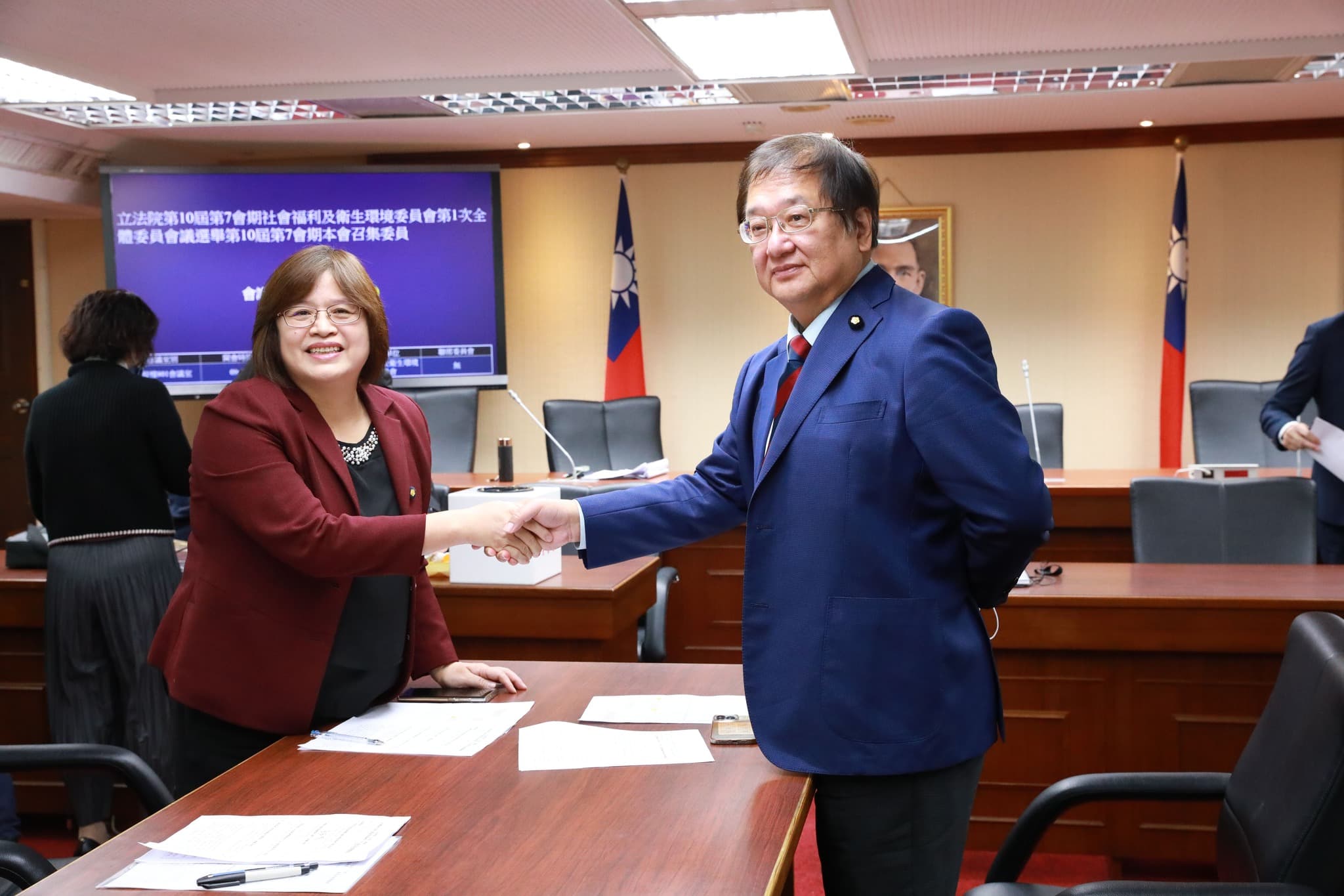 社福衛環委員會由民進黨立委吳玉琴(左)、邱泰源(右)當選召委。(翻攝自吳玉琴臉書)