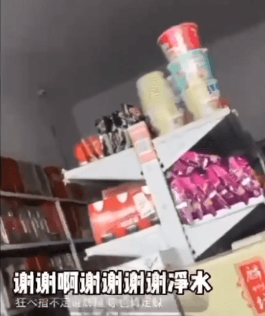 網紅先到雜貨店,成功討到礦泉水。(翻自微博)