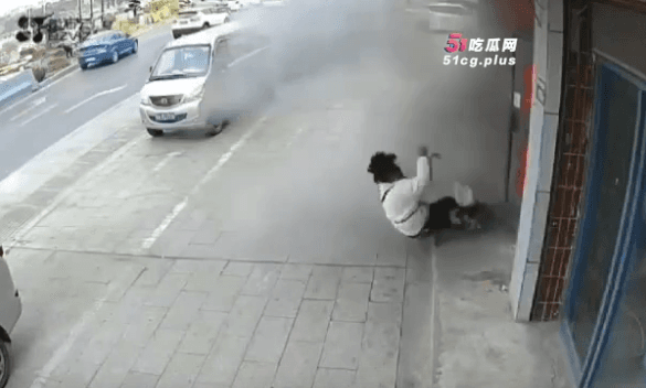 沒想到一開門就發生氣爆。(翻自微博)