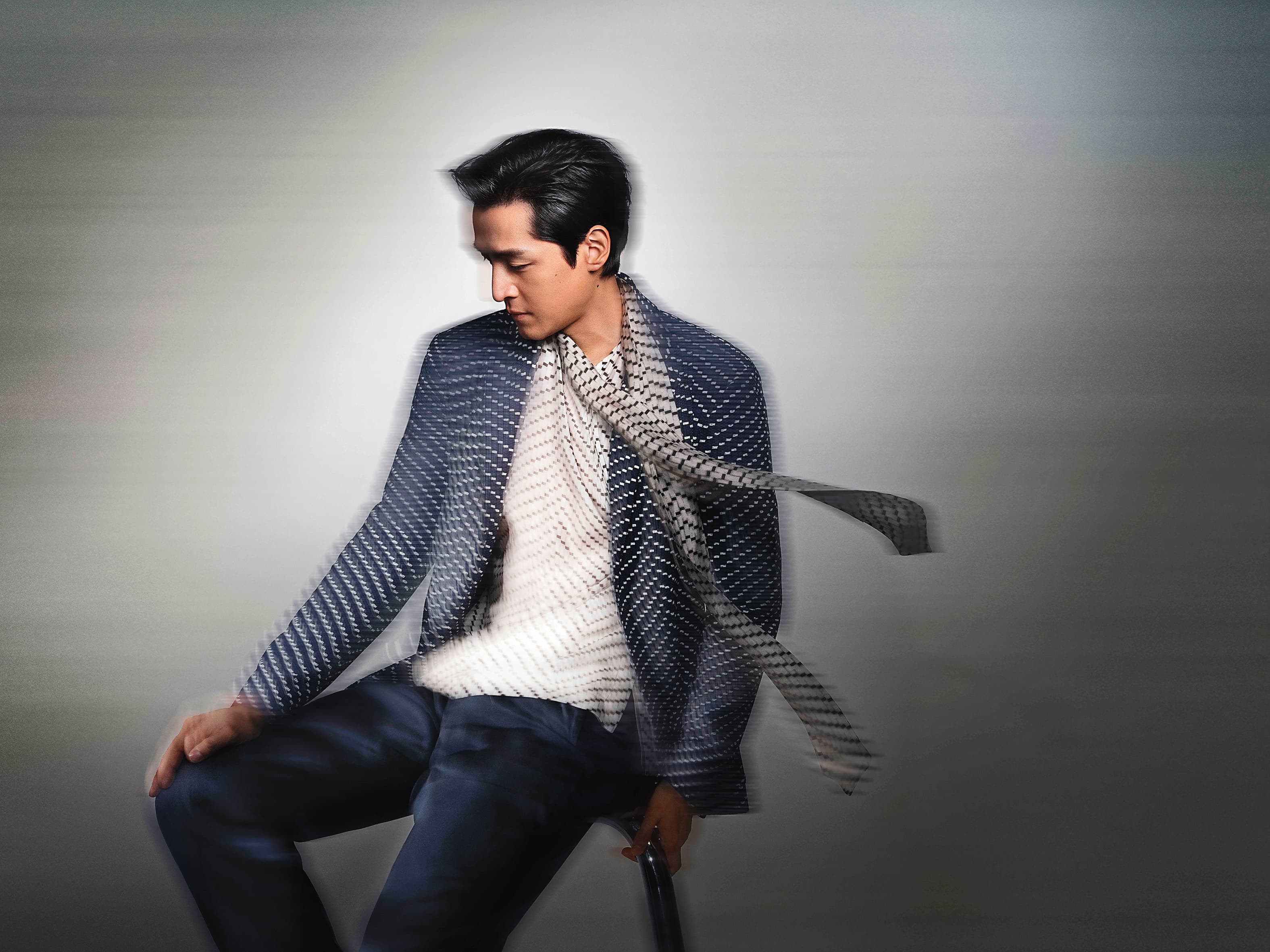 胡歌拍攝Giorgio Armani 2023春夏男裝系列形象廣告,鏡頭裡的影像如同失重一般夢幻。(Giorgio Armani提供)